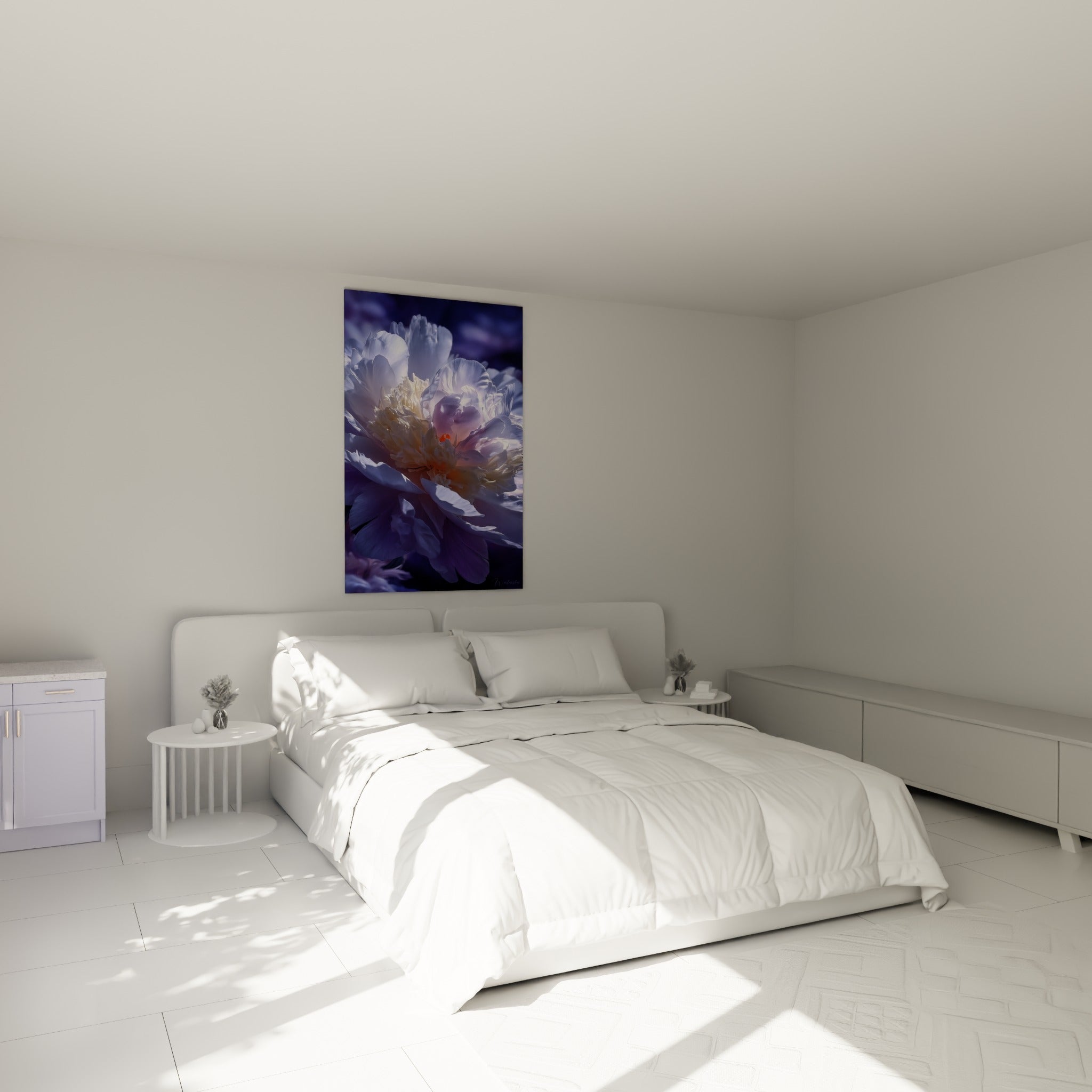 Fleur pivoine violette au cœur doré illuminé, accrochée au-dessus d'un lit dans une chambre claire