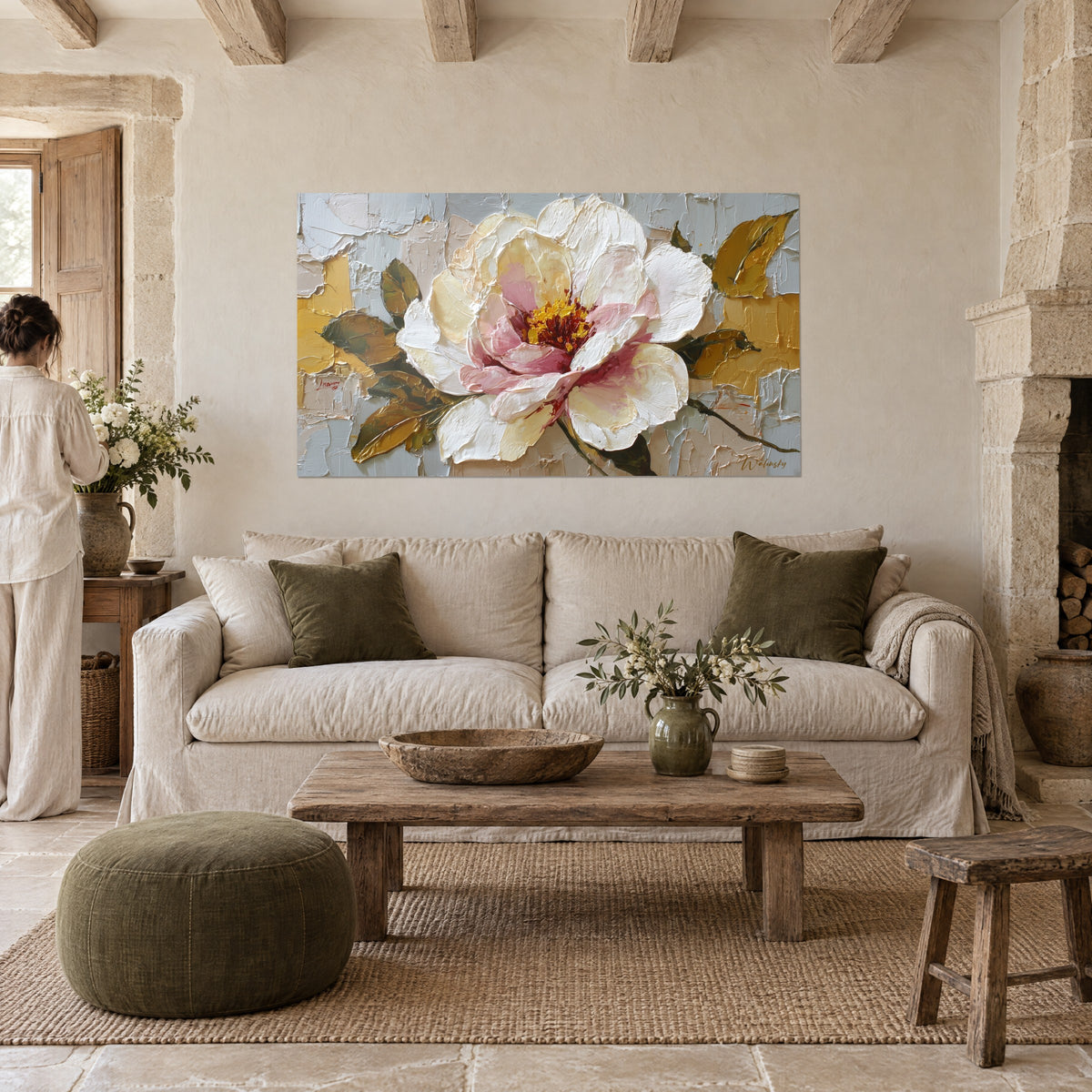 Cuadro peonía blanca con corazón azafrán, pétalos rosa polvo en empaste grueso, fondo gris, sobre un sofá en un salón luminoso