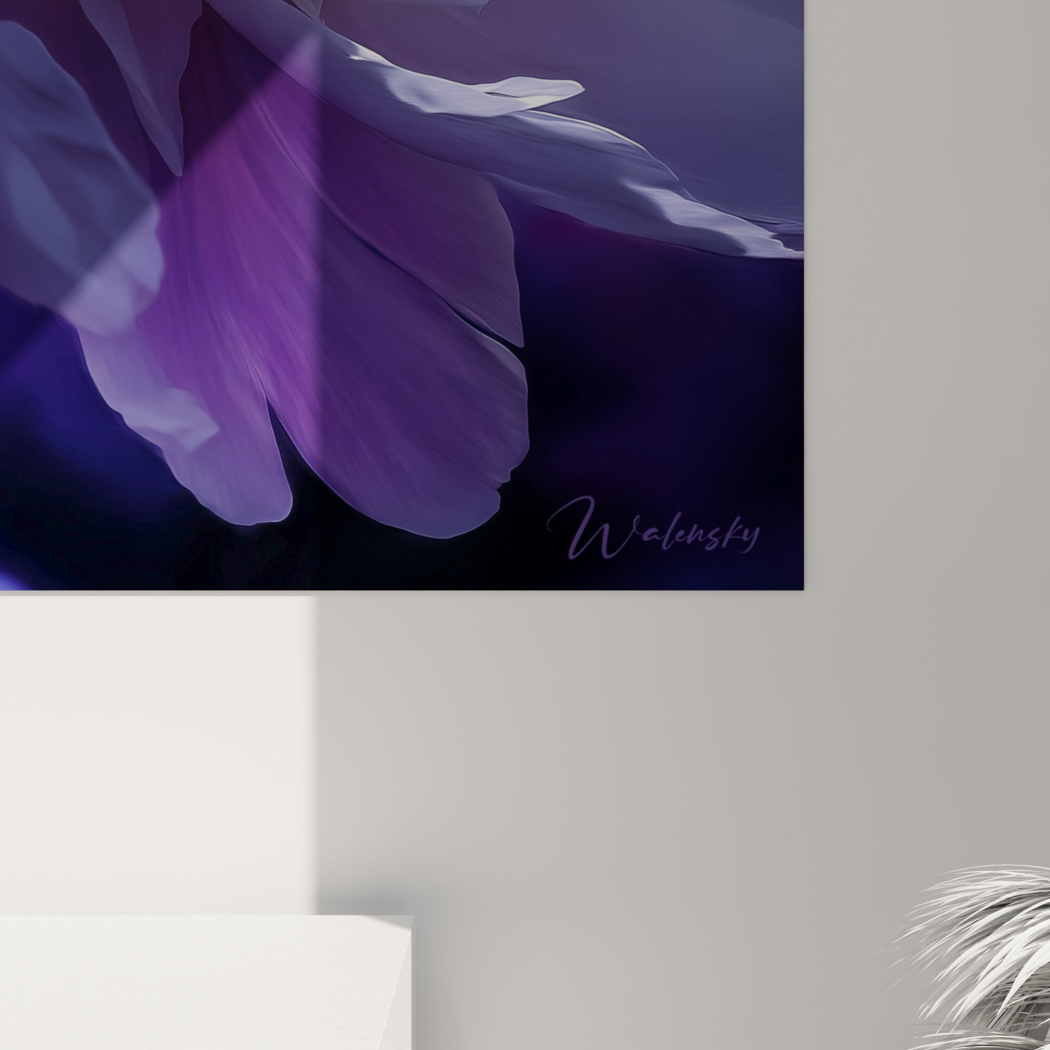 Texture des pétales de pivoine visible de près, nuances violettes et blanches mêlées à un cœur orangé lumineux