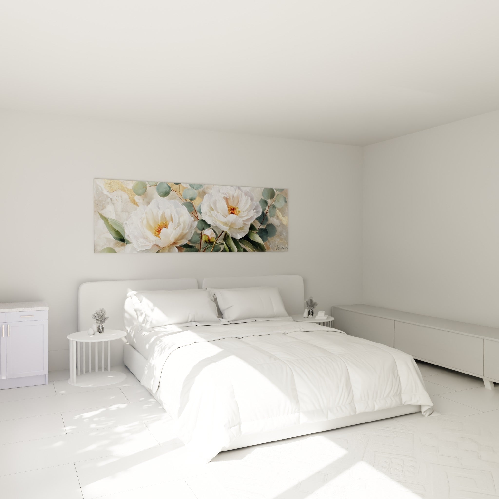 Bouquet de pivoines blanches et feuillage vert sauge accroché au-dessus d'un lit dans une chambre claire