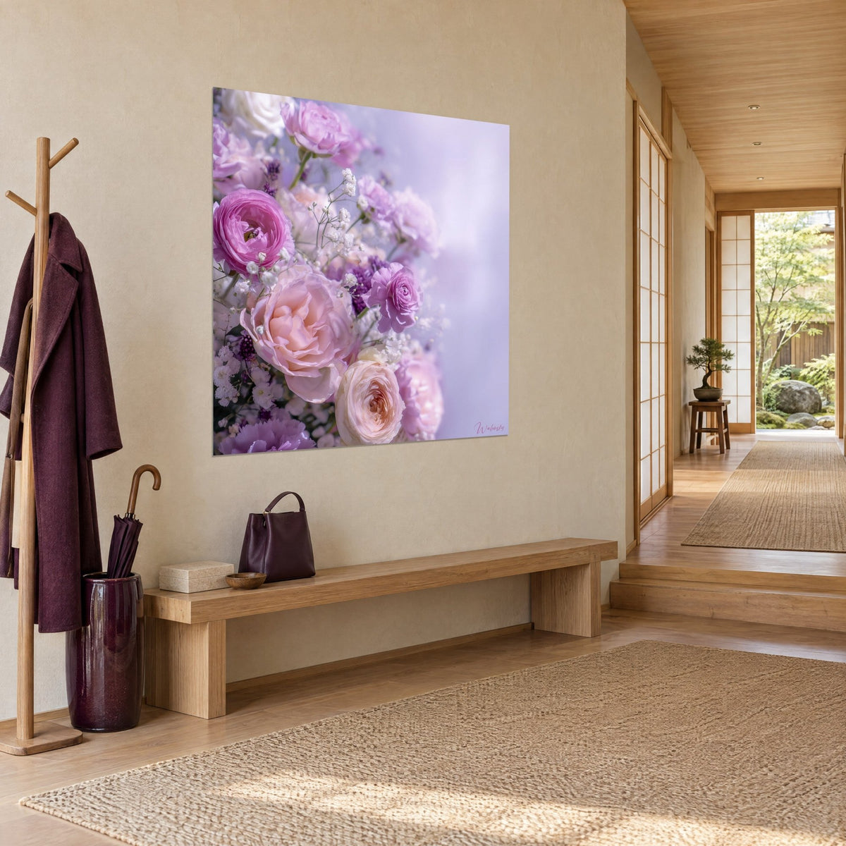 Cuadro peonías pastel de pétalos arrugados en rosa pálido y violeta, vistas de tres cuartos encima de un banco de madera clara