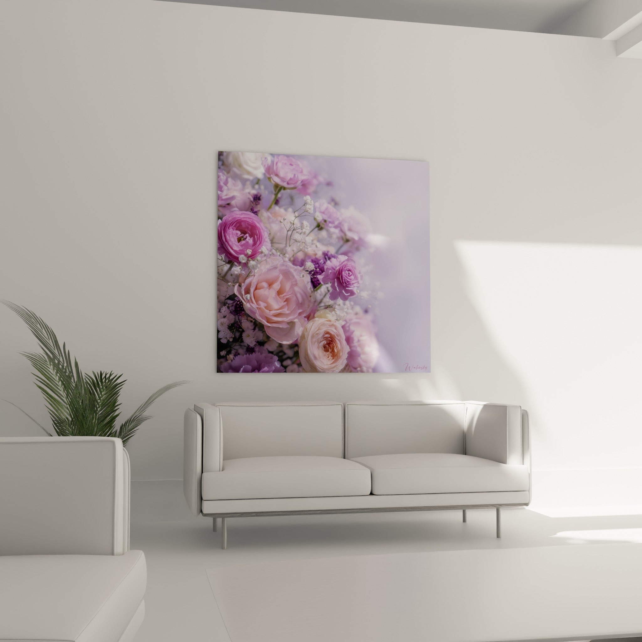 Fleurs mauves et roses poudrées composant ce tableau fleur nature au-dessus d'un canapé dans un salon lumineux