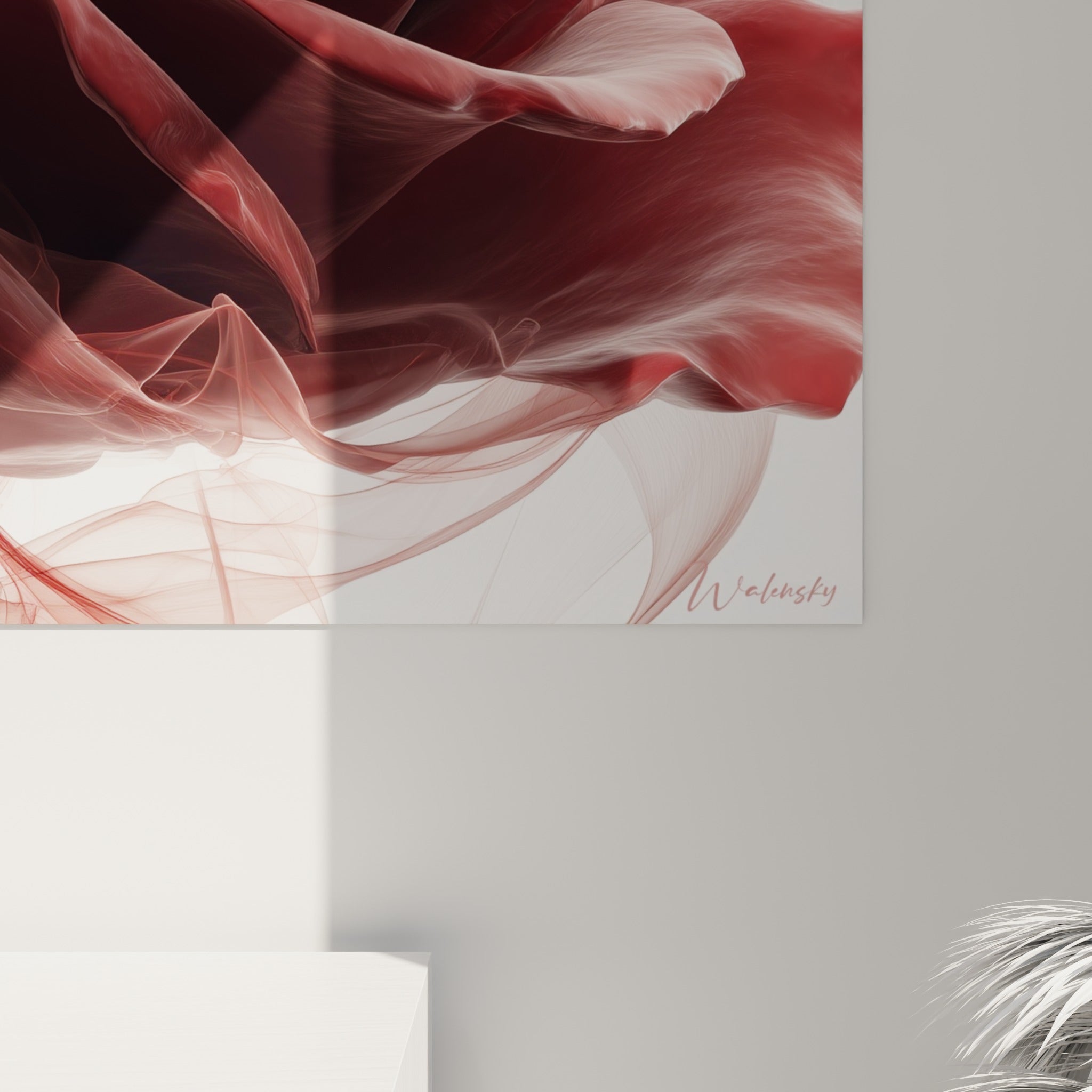 Détail des nervures rouges et blanches de la rose, texture fine des voiles fumés visibles de près