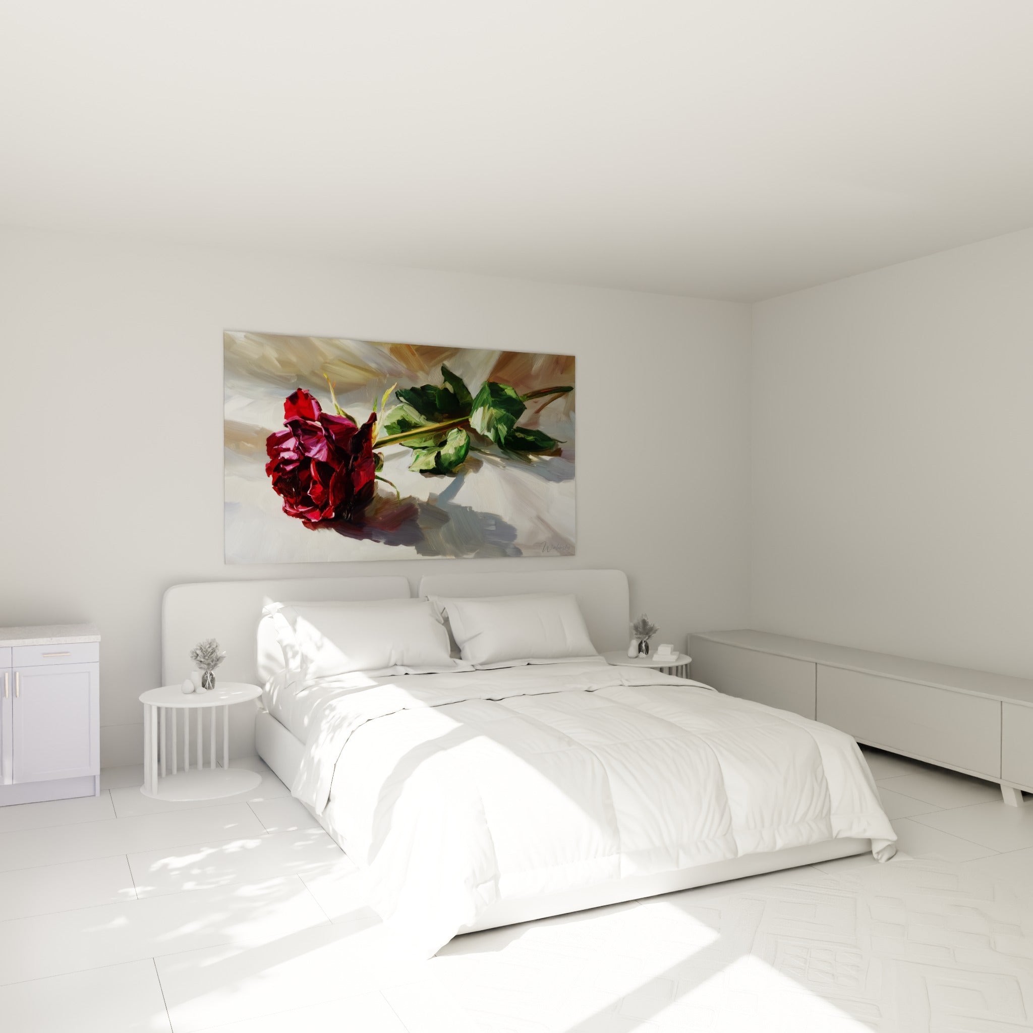 Pétales rouge profond d'une rose fanée sur fond ocre, accrochée au-dessus d'un lit dans une chambre claire