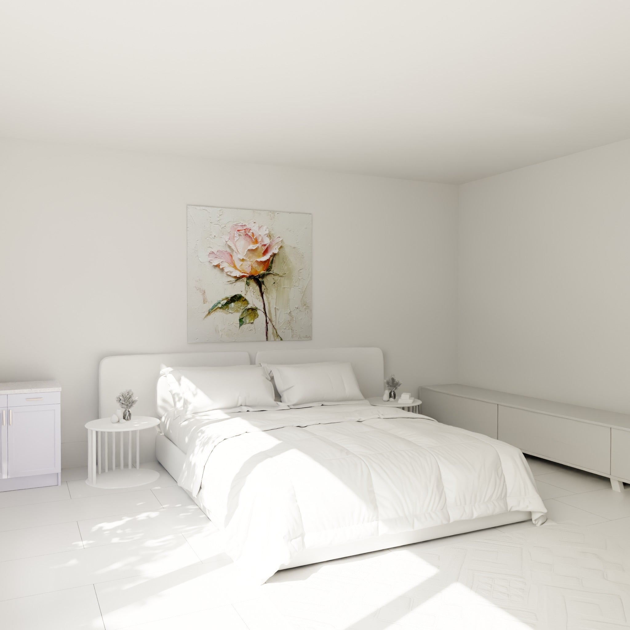 Fleur rose et orangée sculptée au couteau, accrochée au-dessus d'un lit dans une chambre claire