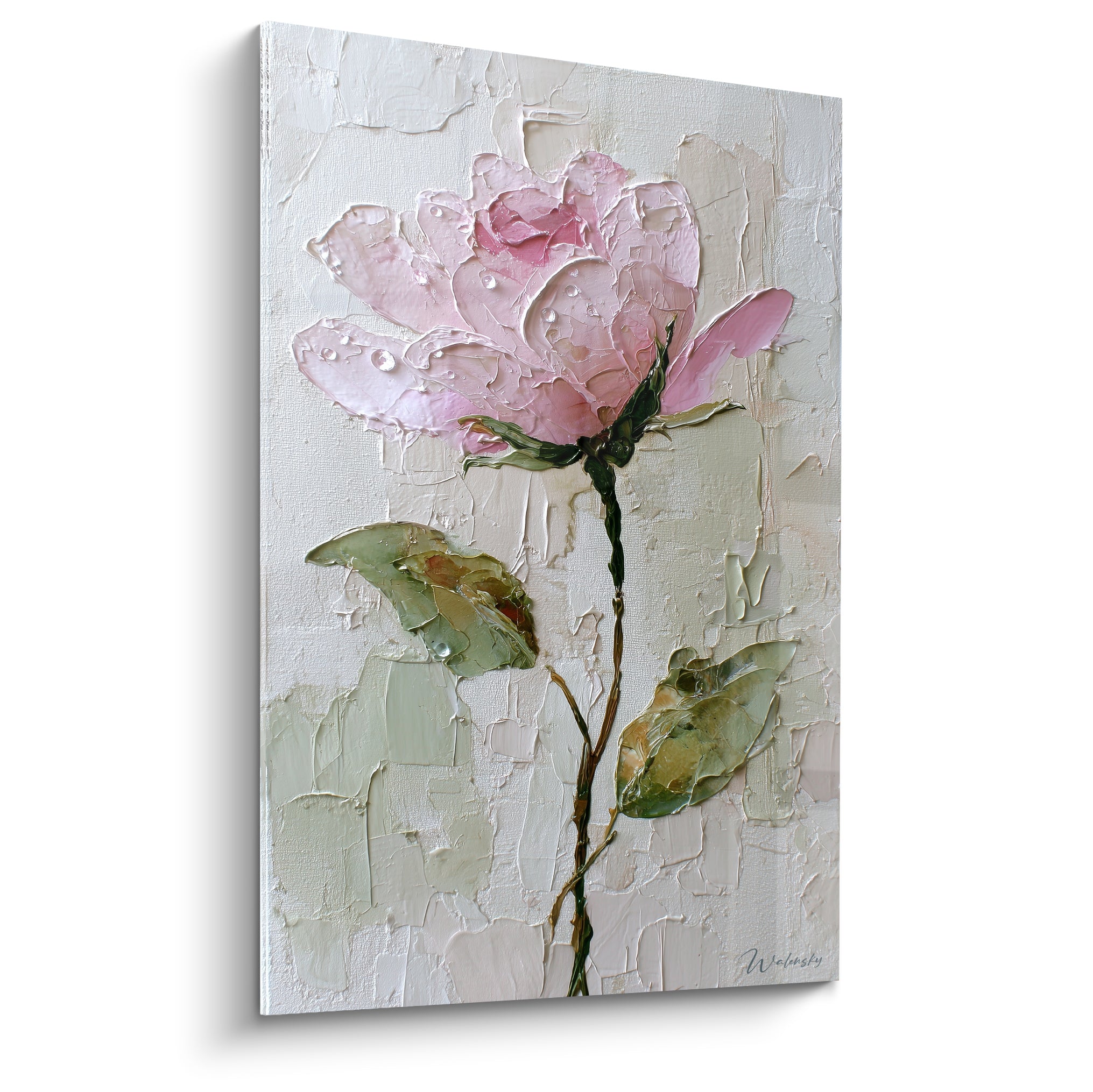 Rose rose pâle sculptée en relief, pétales texturés et feuilles vert sauge sur fond ivoire craquelé