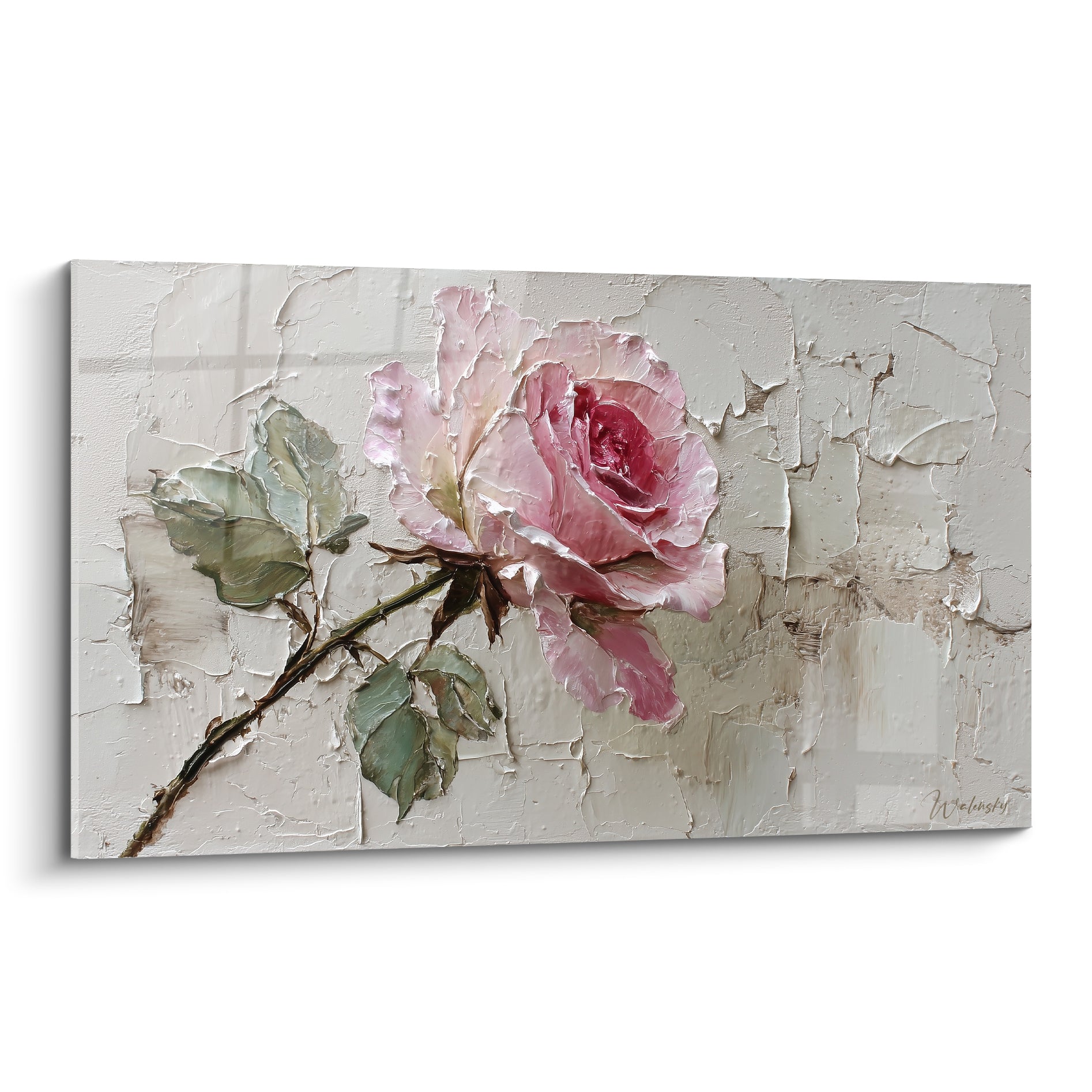 Rose rose et blanche texturée sur fond ivoire craquelé, tige épineuse et feuilles vert sauge