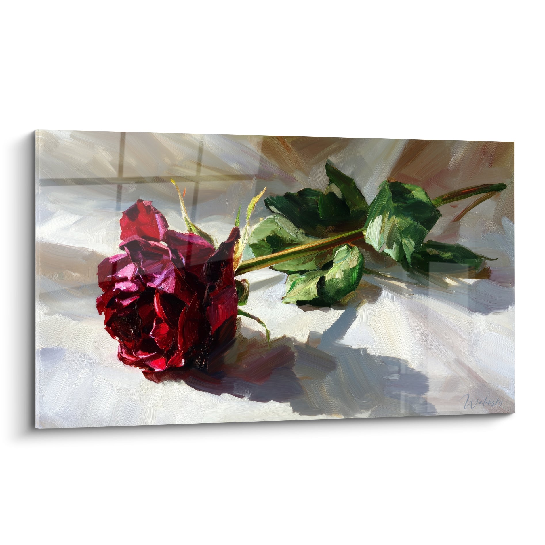 Rose rouge couchée sur tissu blanc, feuillage vert sombre, lumière douce et ombres violettes