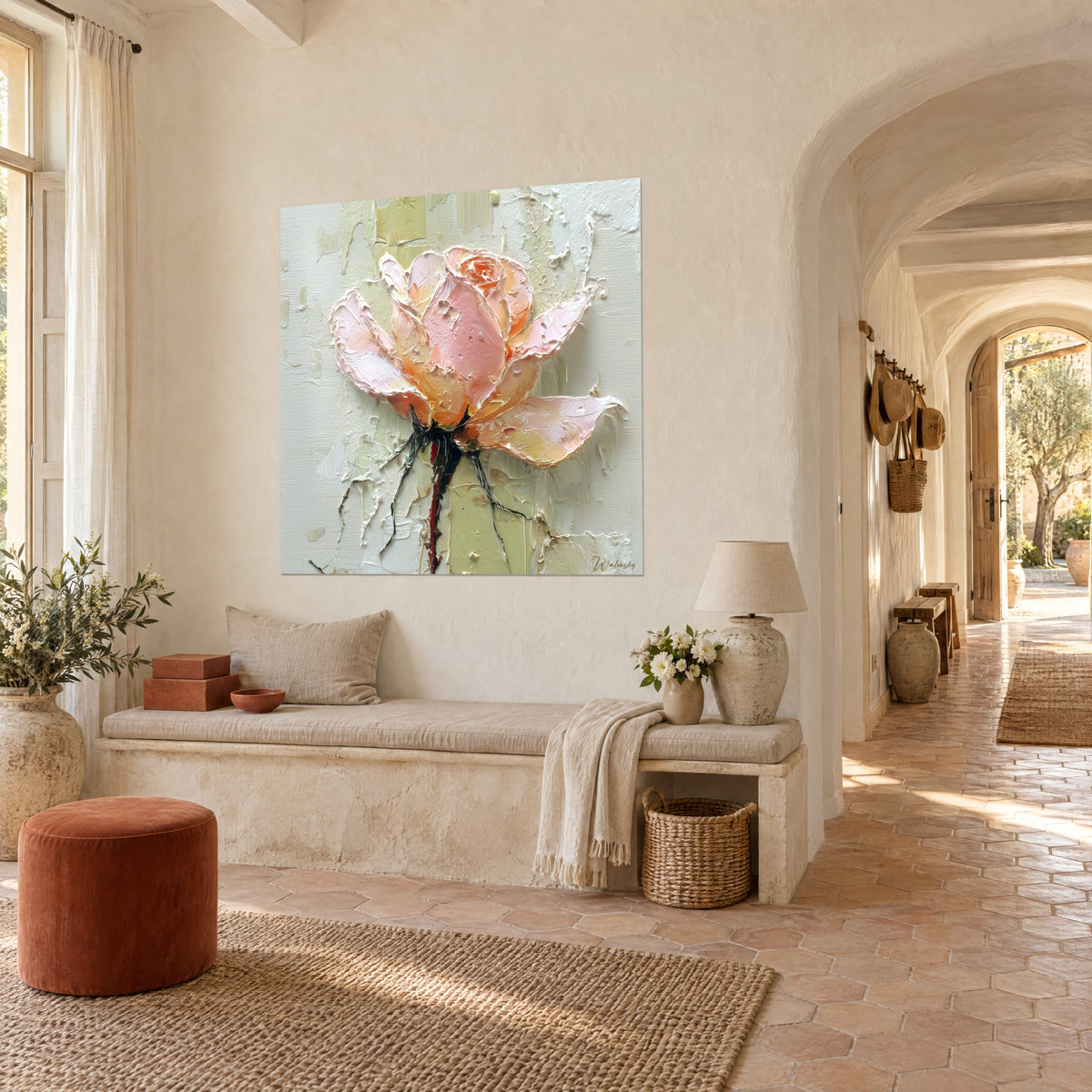Tableau fleur sculptée à la spatule, pétales rose et orangé sur fond vert amande, dans un couloir voûté du mas provençal