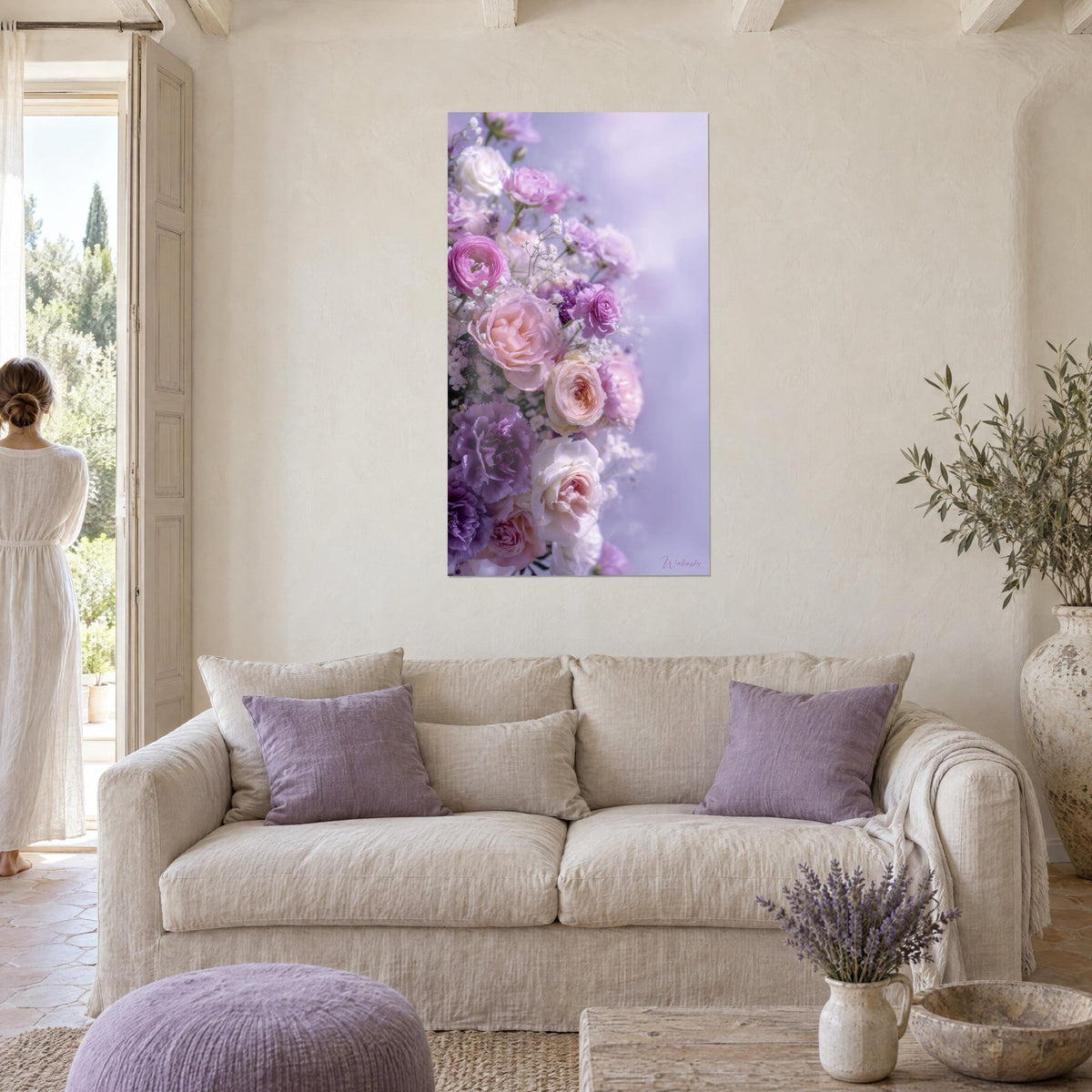 Quadro bouquet di rose pesca e malva con fiori freschi, gypsophila bianca, appeso sopra un divano in un soggiorno luminoso