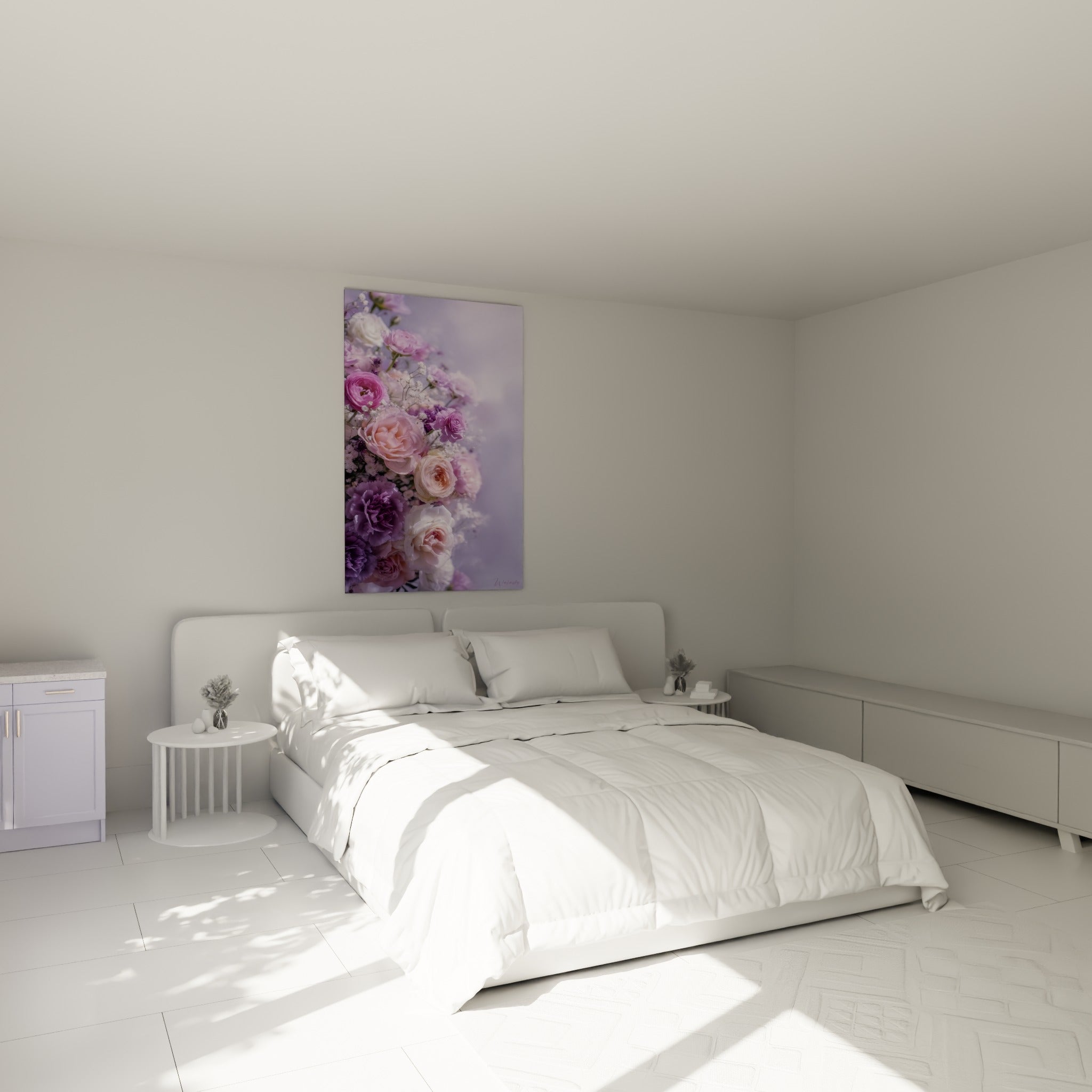 Roses anglaises roses et œillets mauves accrochés au-dessus d'un lit dans une chambre claire