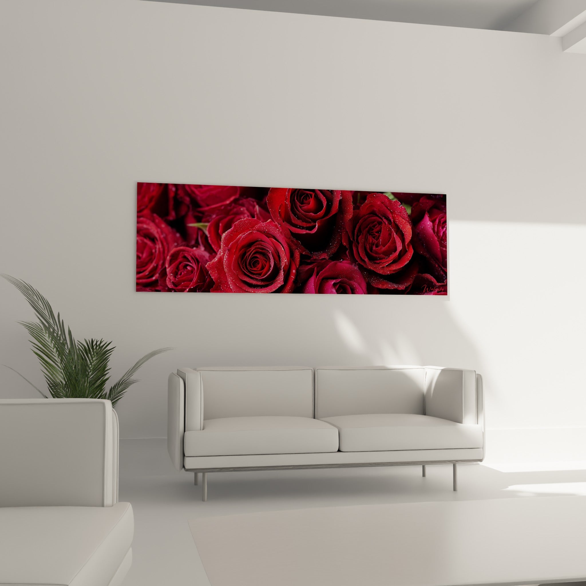 Fleurs rouge vif et bordeaux profond disposées au-dessus d'un canapé dans un salon lumineux
