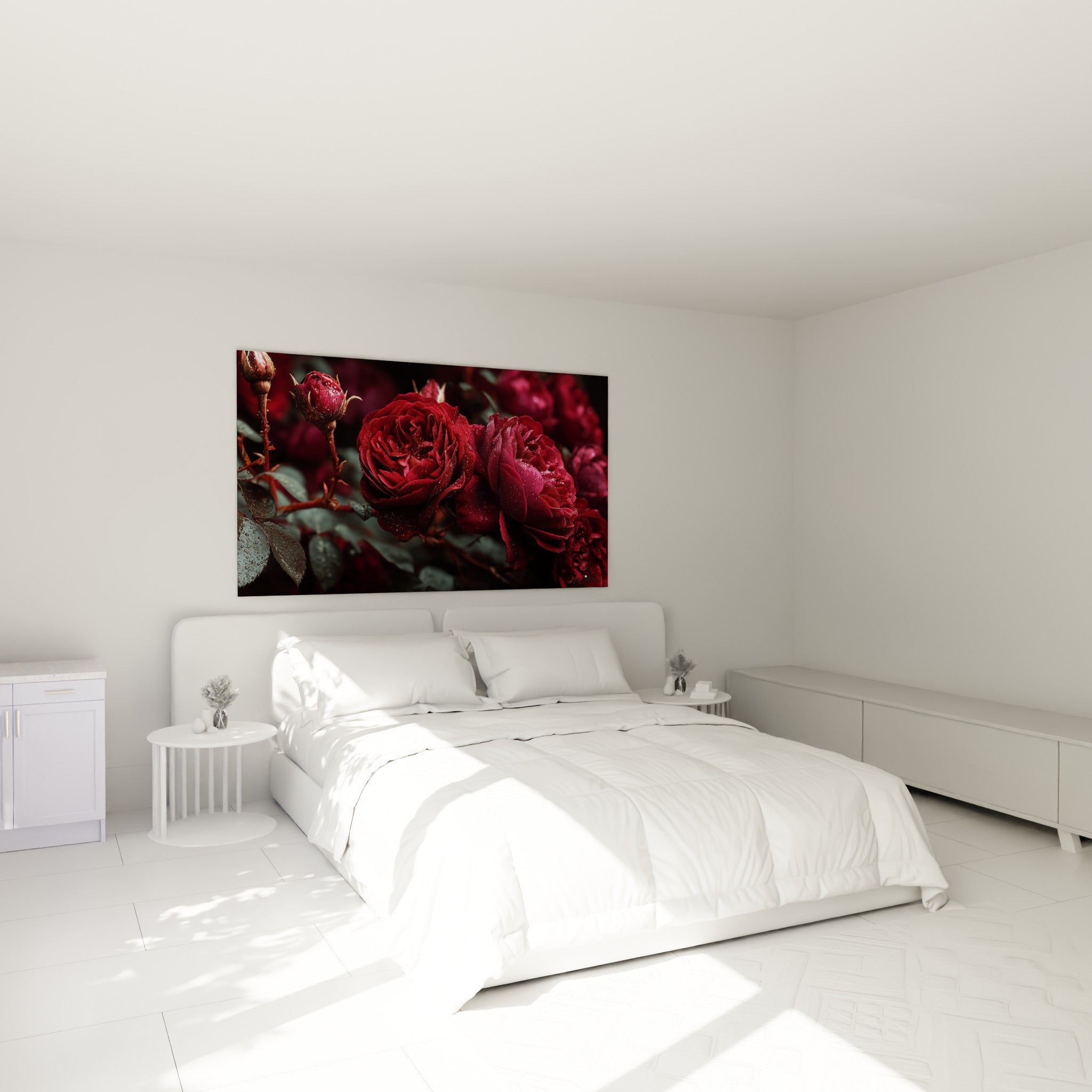 Bouquet de roses rouges et carmin gorgées d'eau, accroché au-dessus d'un lit dans une chambre claire