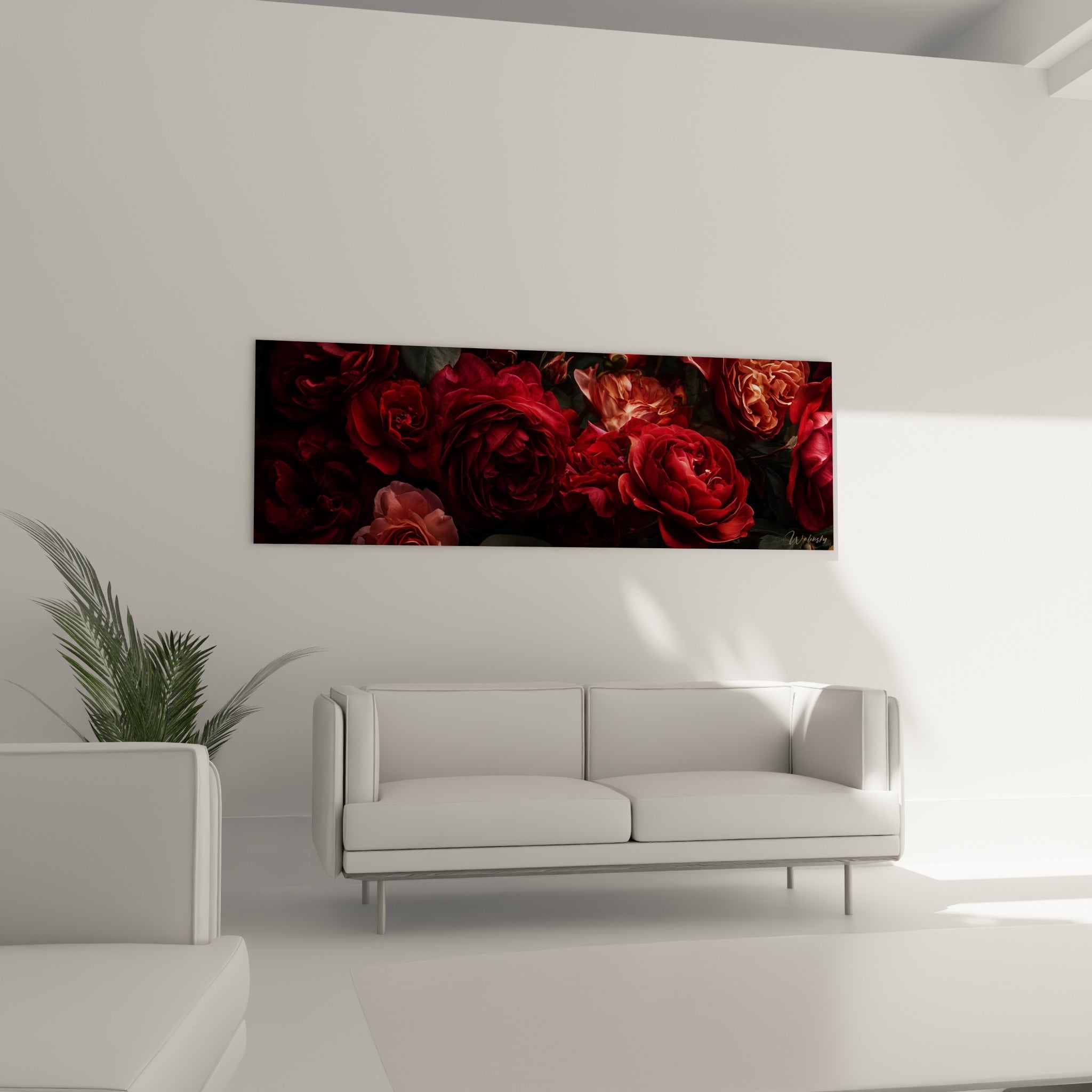 Fleurs rouges et pêche en pleine floraison, lumière tamisée, disposées au-dessus d'un canapé dans un salon lumineux