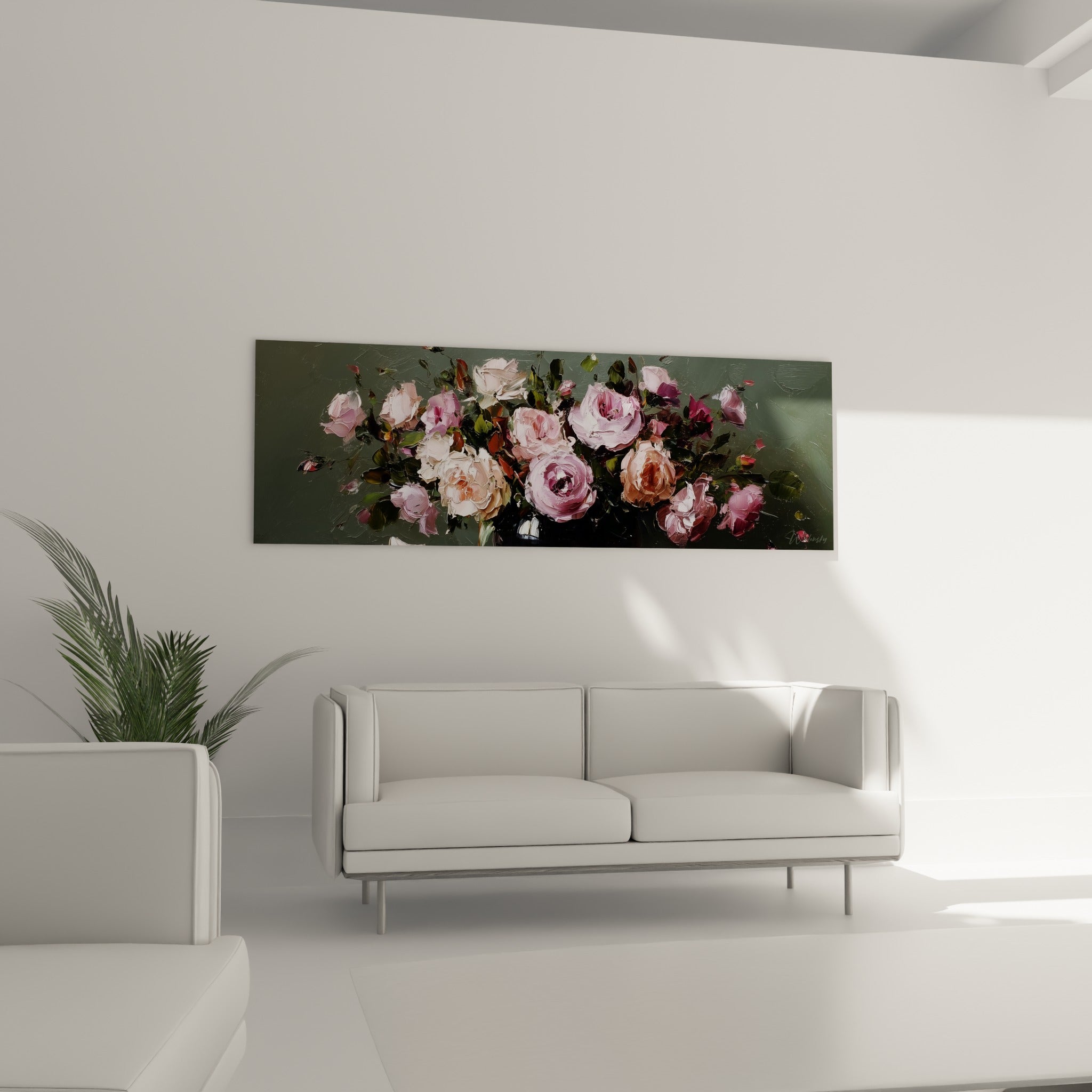 Roses poudrées et vase sombre accrochés au-dessus d'un canapé dans un salon lumineux