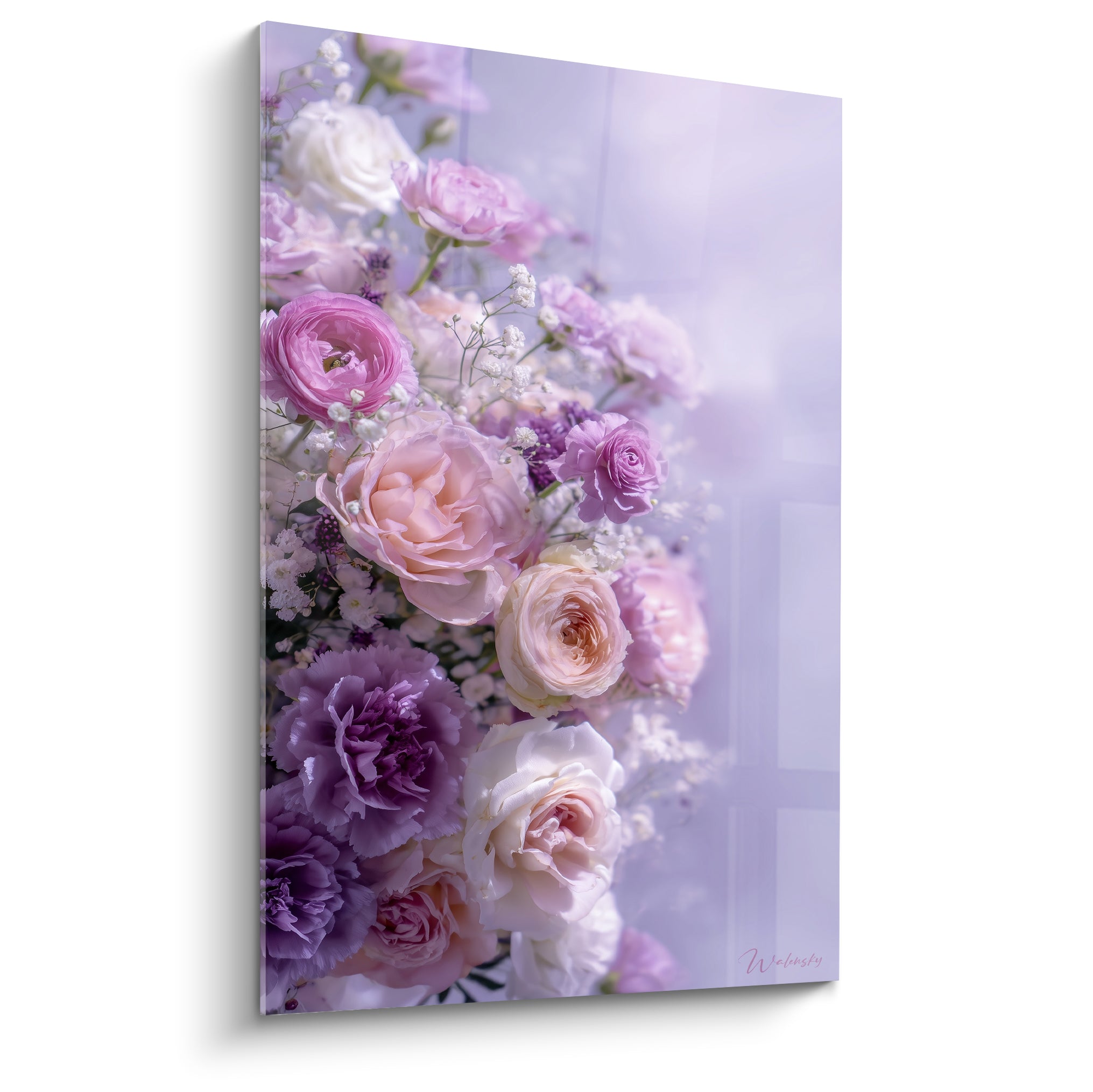 Bouquet de roses roses et mauves aux pétales veloutés sur fond lilas flouté