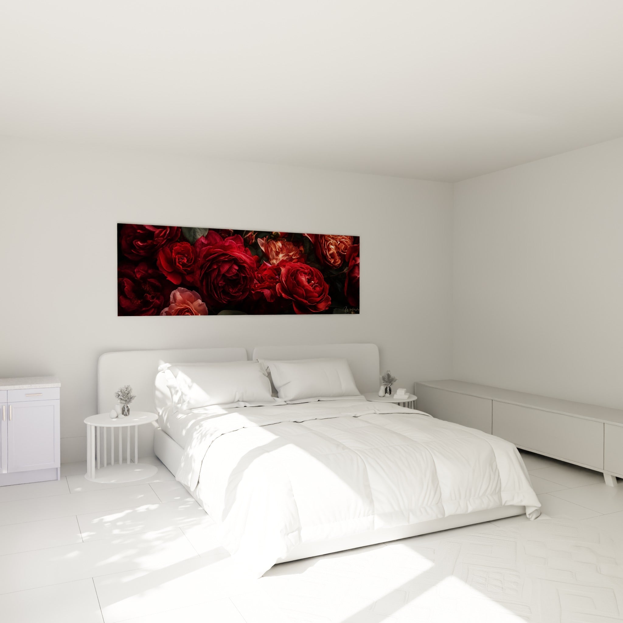 Bouquet de roses bordeaux et corail aux pétales ouverts, accroché au-dessus d'un lit dans une chambre claire