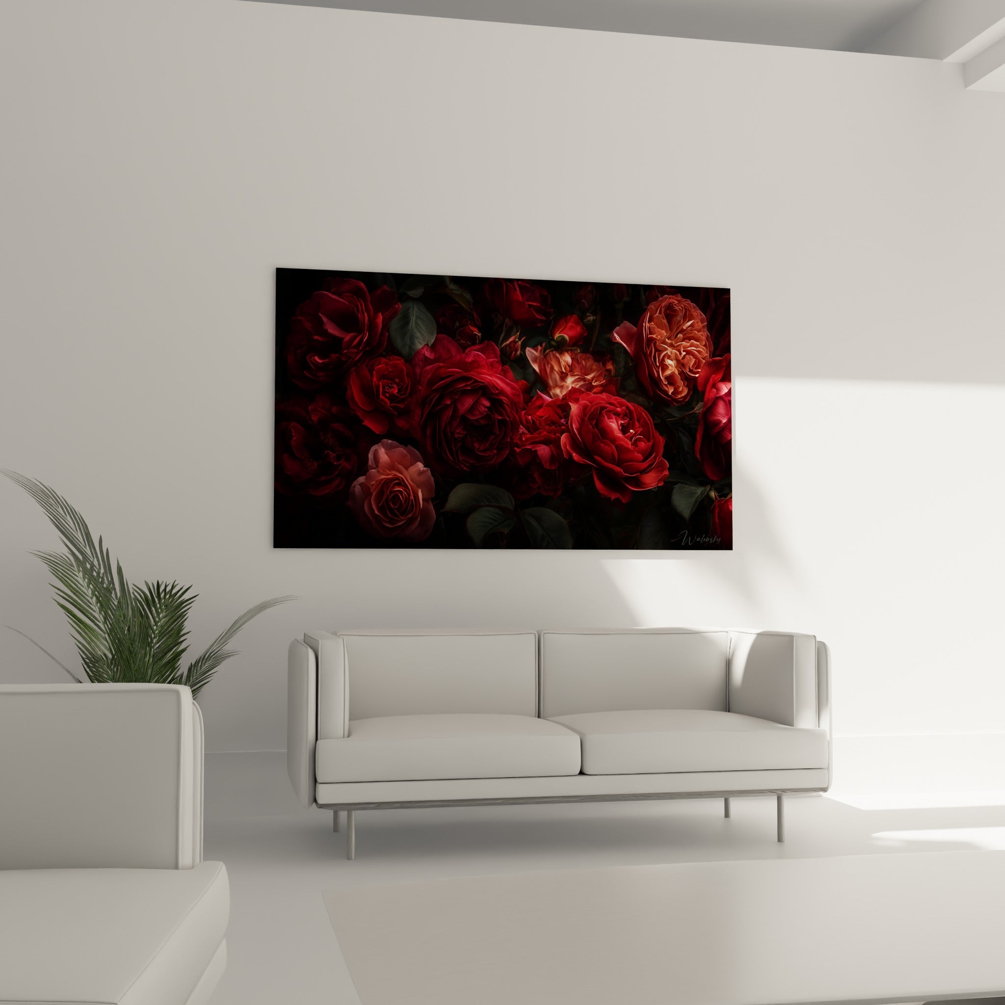 Fleurs rouges et pêche en clair-obscur théâtral placées au-dessus d'un canapé dans un salon lumineux