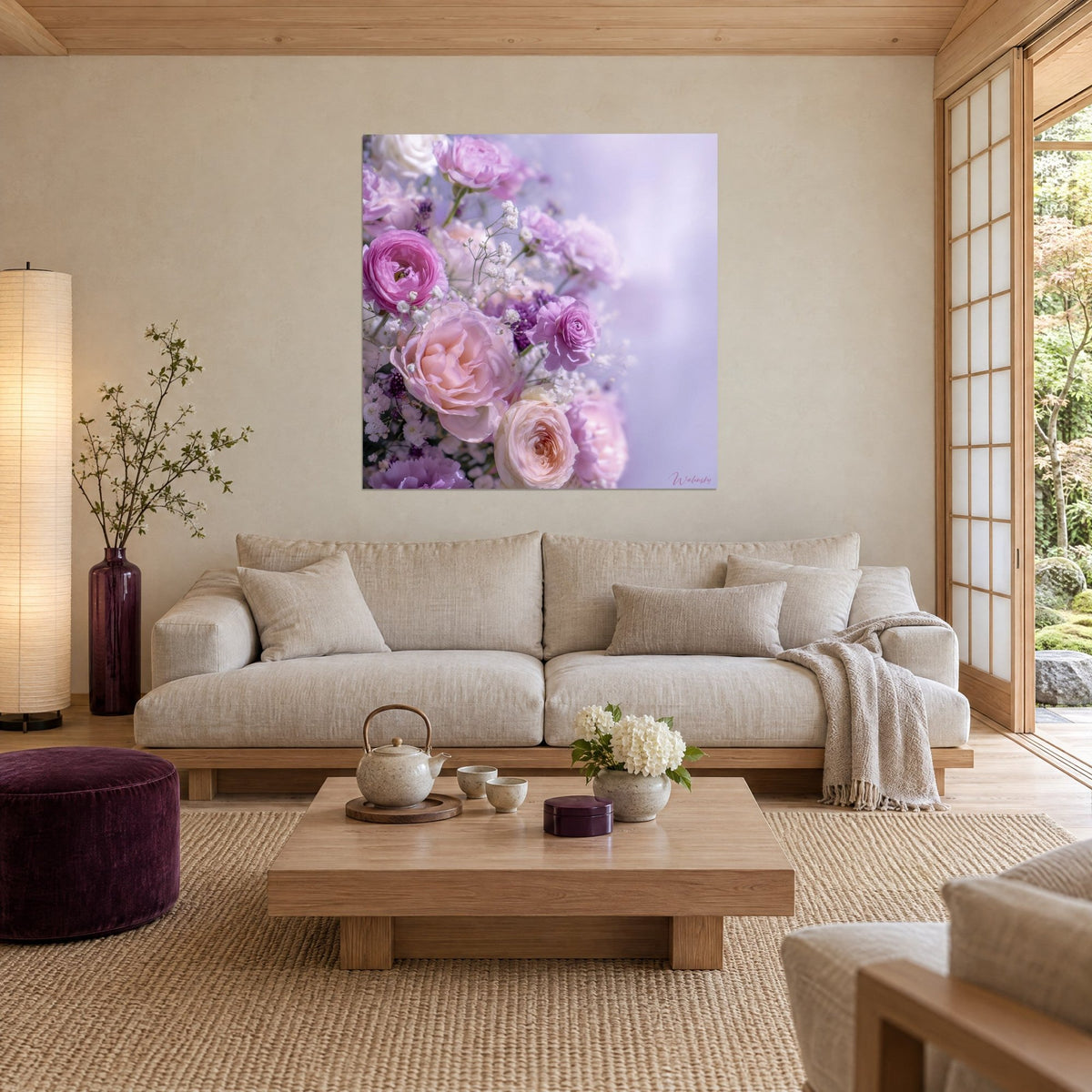 Cuadro ramo de ranúnculos en rosa empolvado y malva, gypsophila blanca sobre fondo lila, encima de un sofá en un salón luminoso