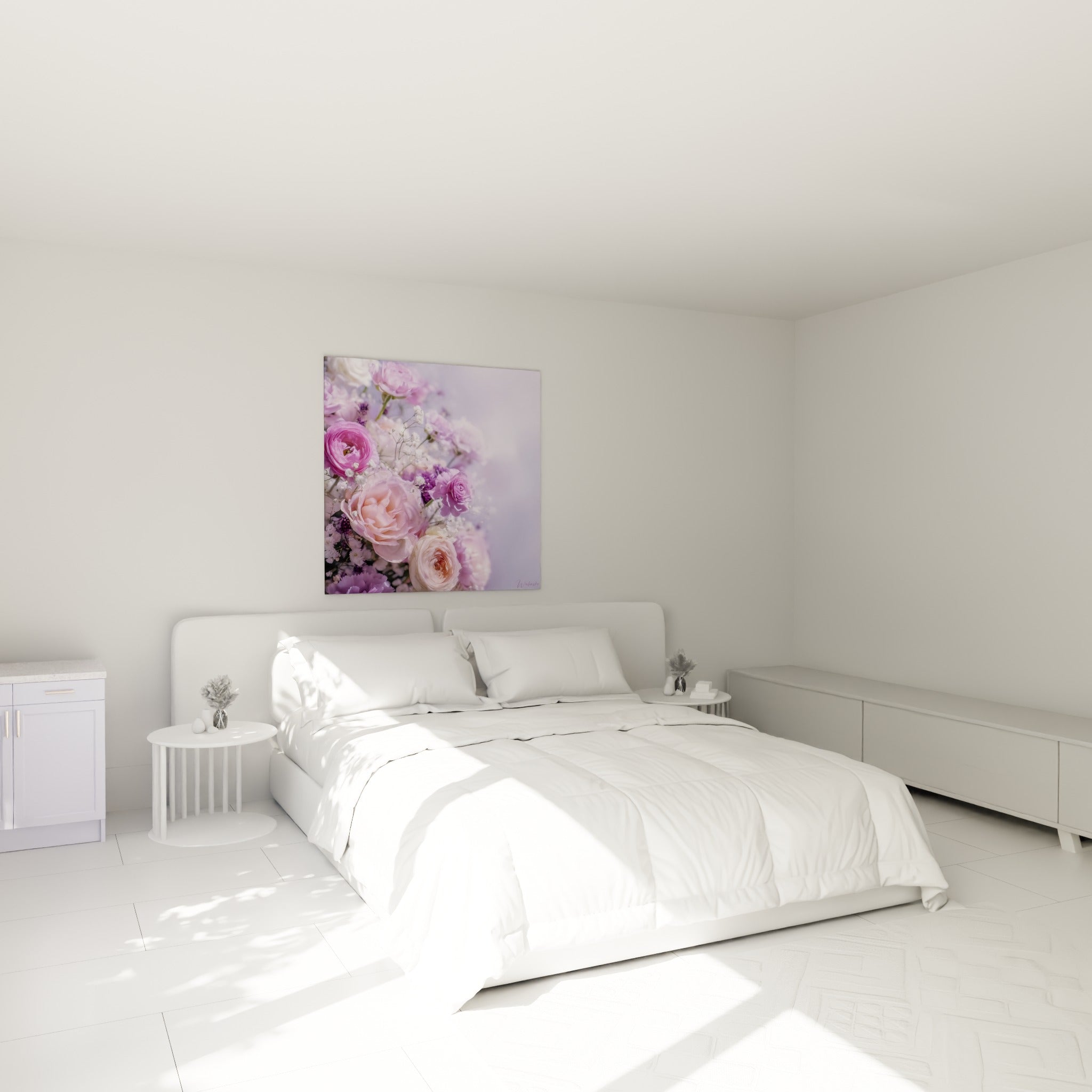 Roses pastel et gypsophile blanche fleur nature au-dessus d'un lit dans une chambre claire