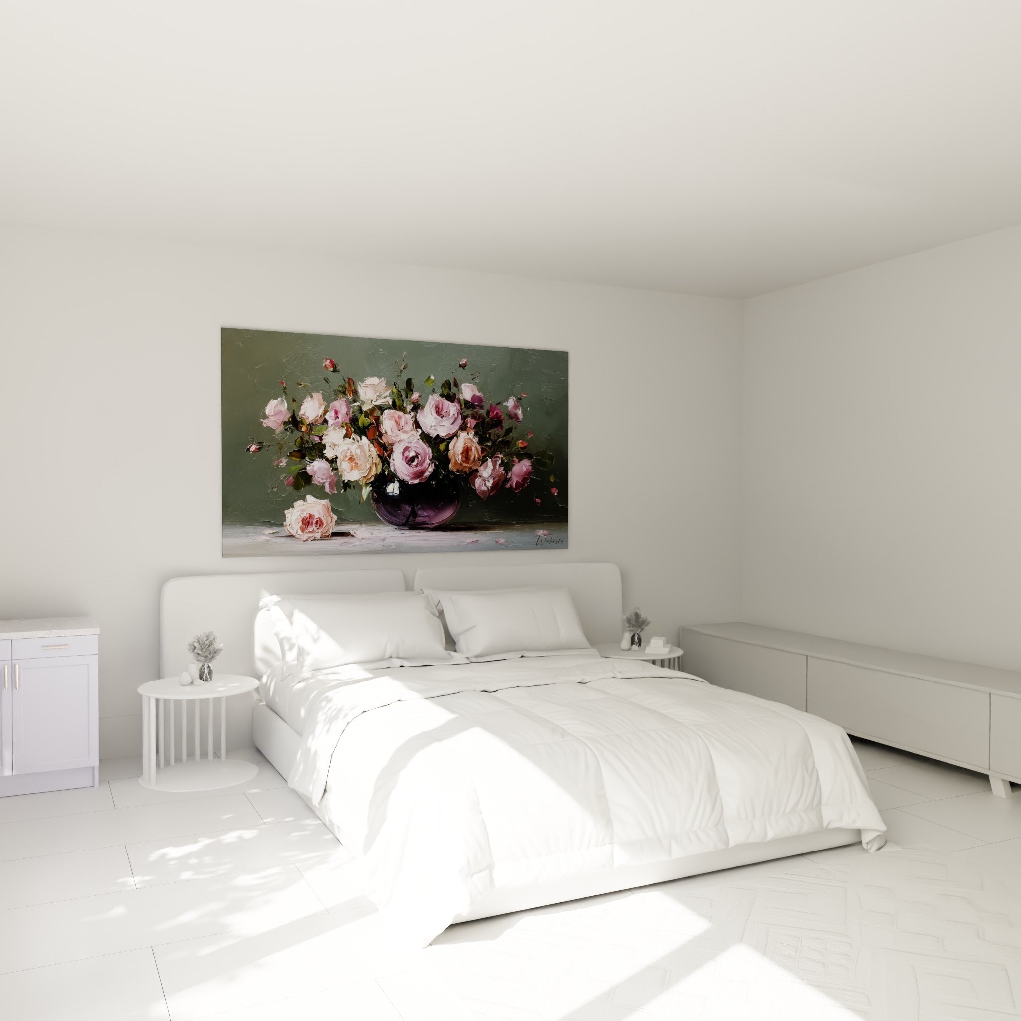 Roses roses et blanc crème en bouquet généreux, accrochées au-dessus d'un lit dans une chambre claire