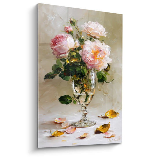 Roses roses et blanches dans un verre à pied, pétales dorés tombés, style peinture au couteau