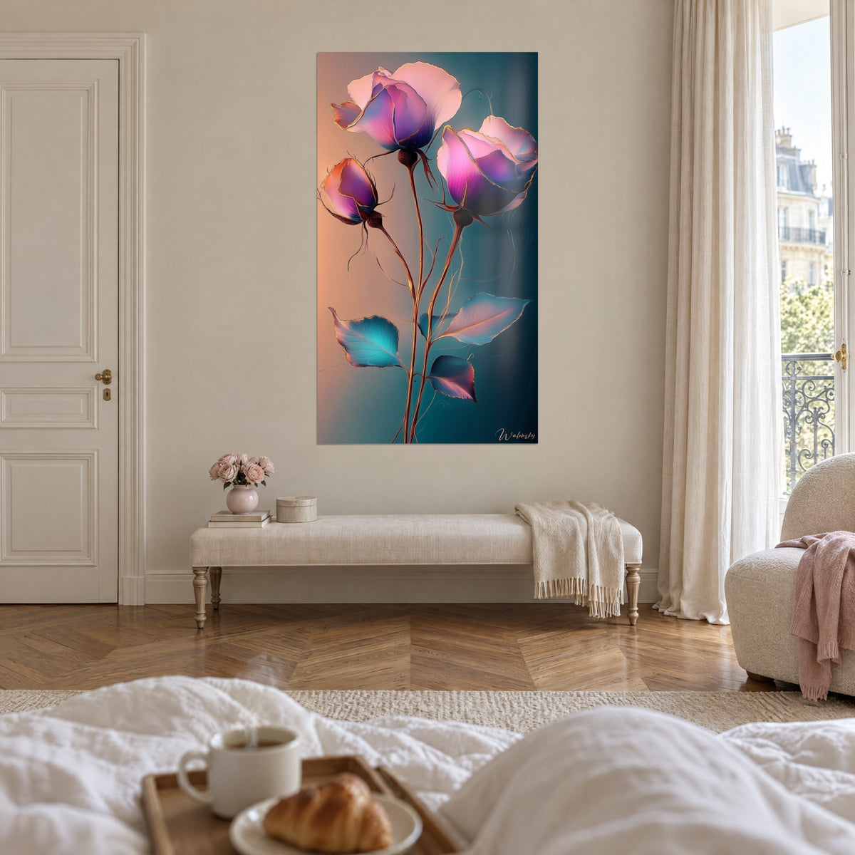 Gemälde mit Morgenblüten in Knospe und voller Blüte, Pfirsich- und Violetttöne auf Meergrün, über einem Bett in einem hellen Schlafzimmer