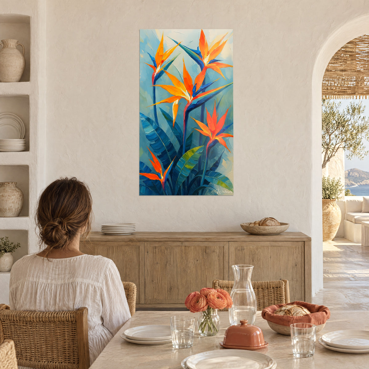 Schilderij met oranje paradijsbloemen, dikke olieverfstreken, vrouw van achteren gezeten bij een gewelfde witte muur