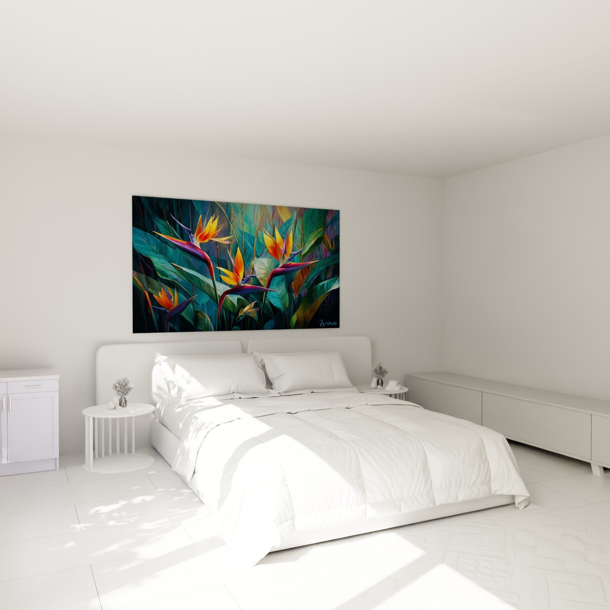 Fleurs tropicales orange et pétales violacés au-dessus d'un lit dans une chambre claire