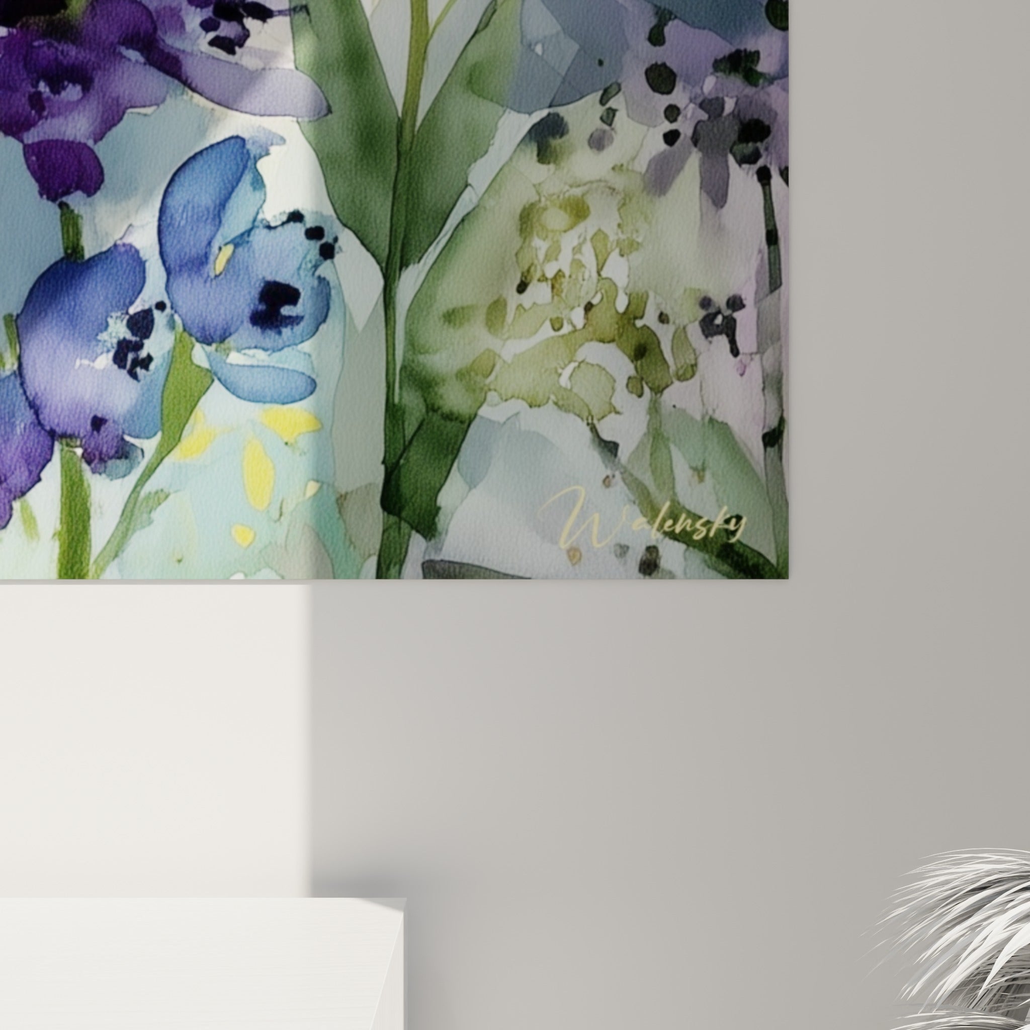 Empâtements violets et coulures vertes visibles de près sur cette toile florale aquarelle