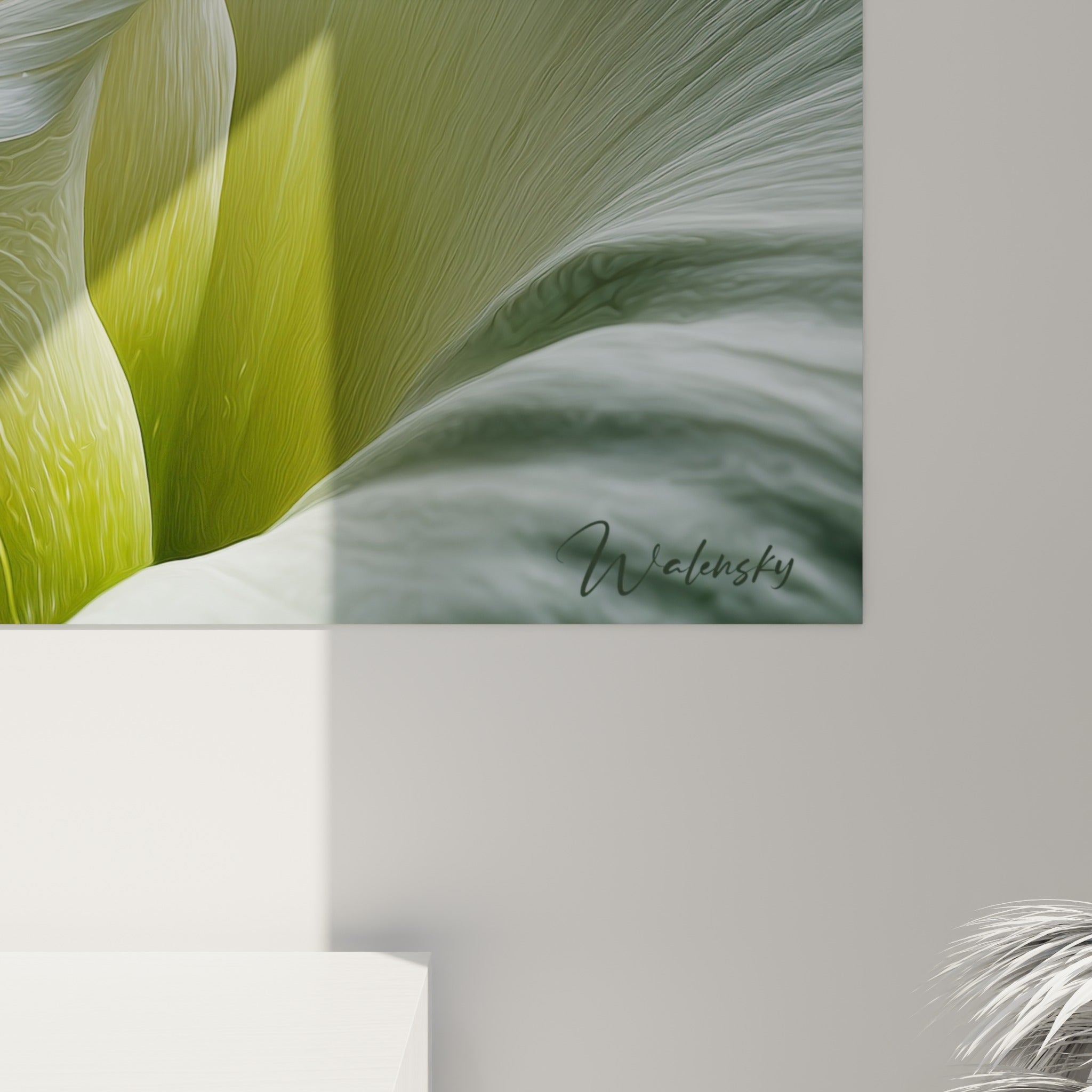Texture peinte des pétales blancs et du pistil doré, stries fines et matière visible sur la toile accrochée