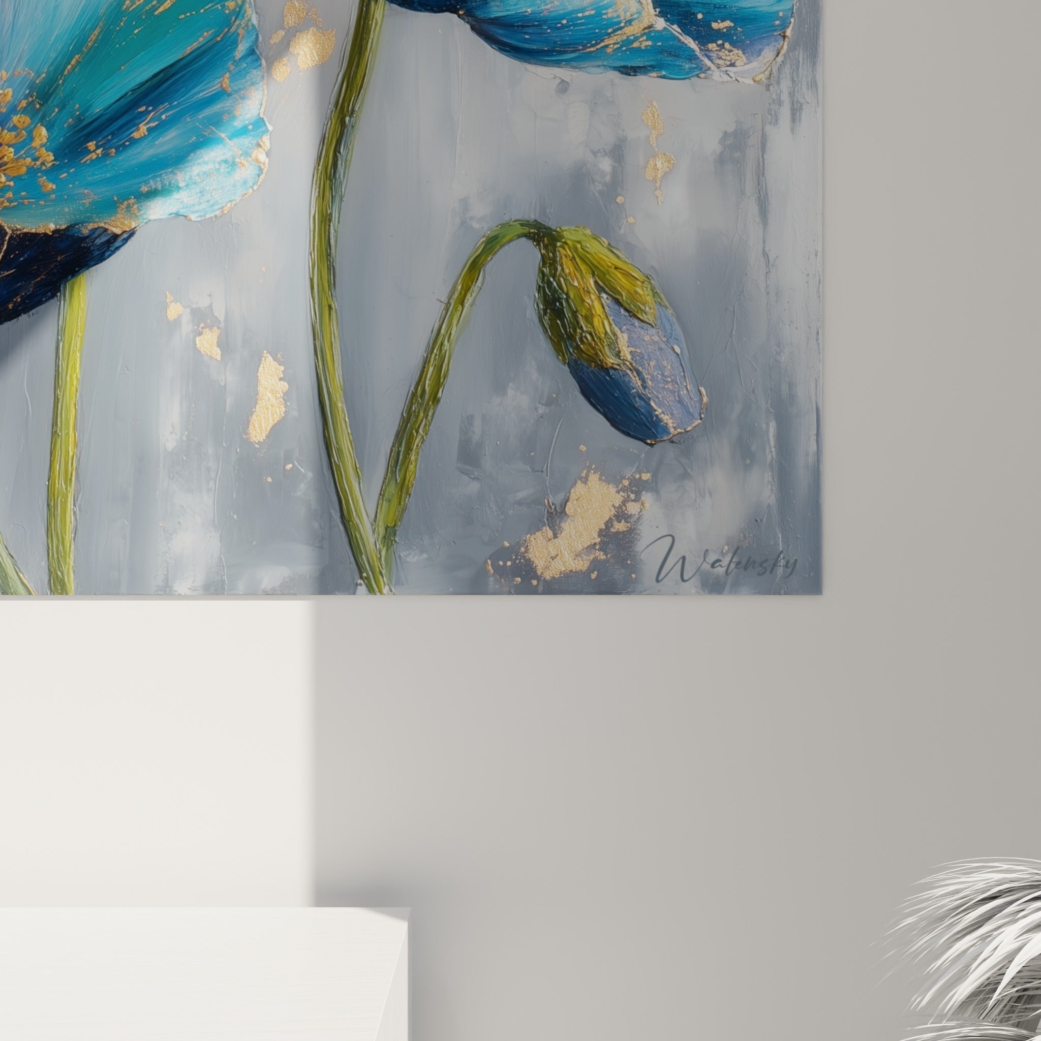 Matière épaisse des pétales bleus et turquoise, coulures dorées visibles en gros plan sur la toile