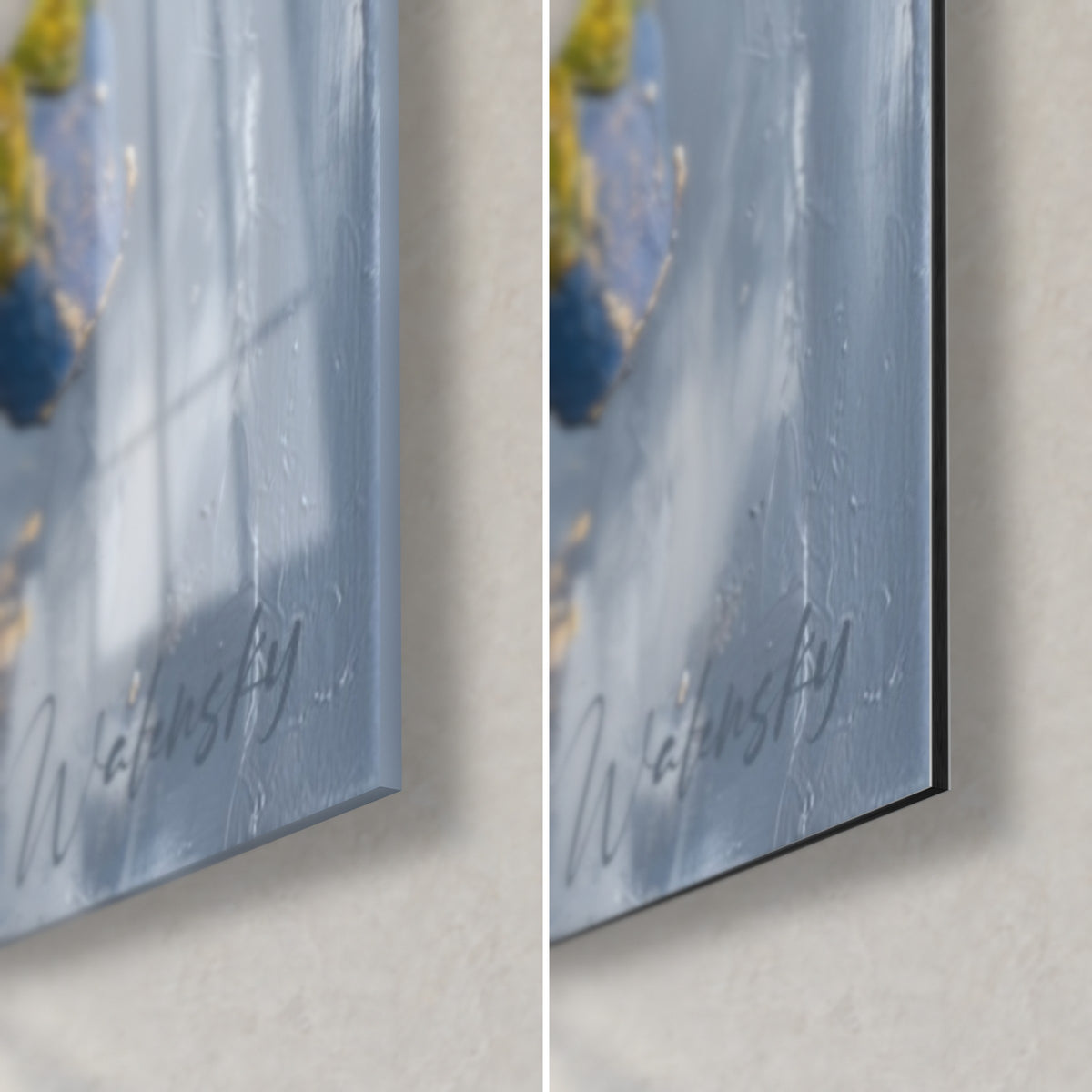 Schilderij van blauwe bloemen met gouden stampers, rechtsonder: glanzend glas dat het raam weerspiegelt, mat grijs Dibond-aluminium en zwarte rand