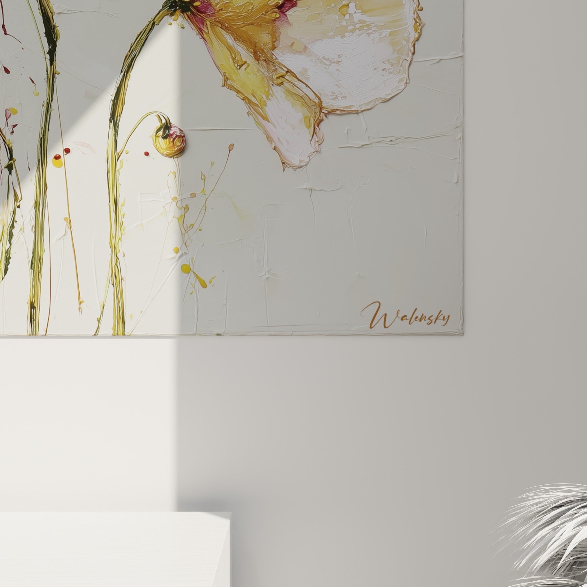 Empâtements épais de peinture rose et dorée, coulures blanches et éclaboussures jaunes visibles en relief