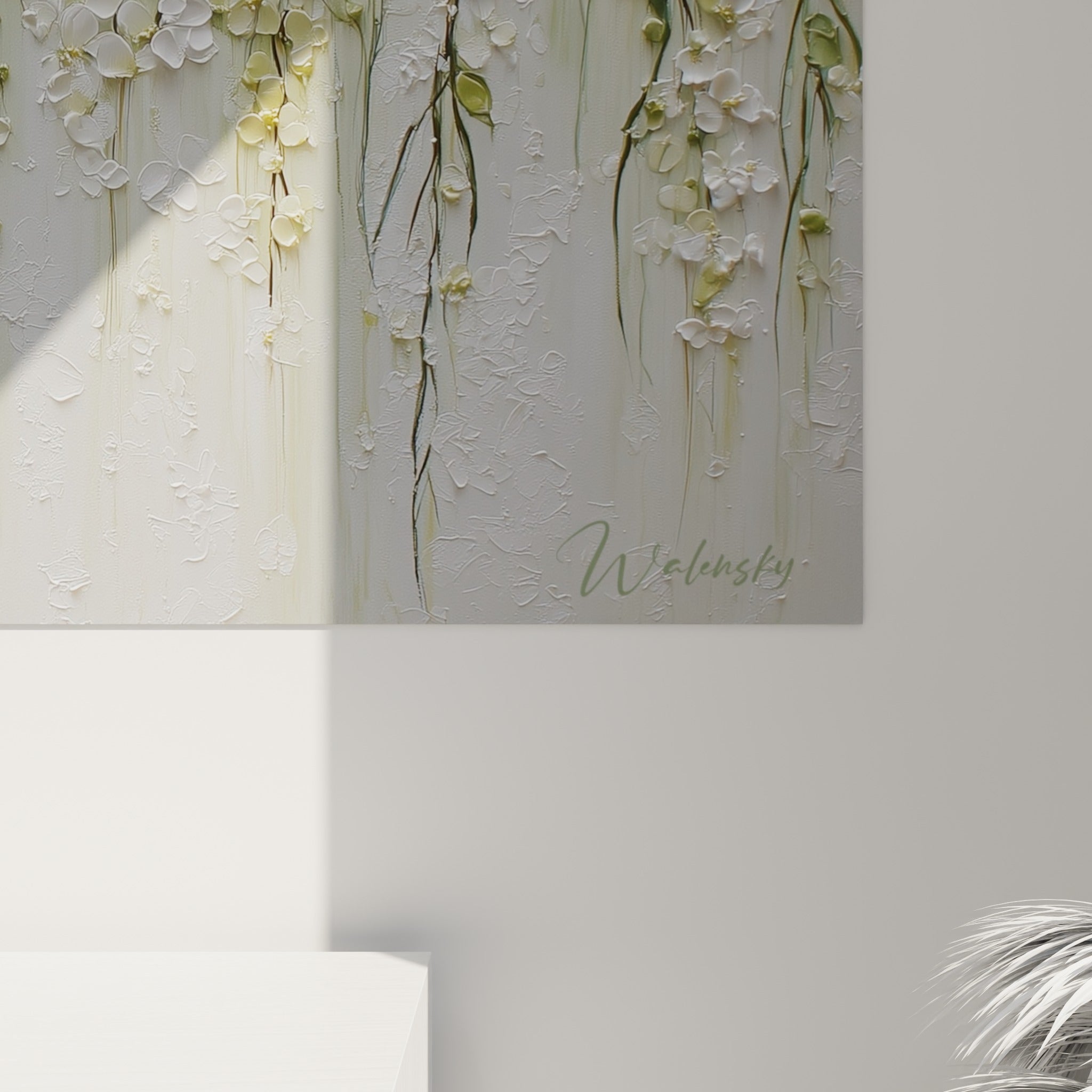 Empâtements blancs et dorés révélant le grain épais de la peinture florale texturée