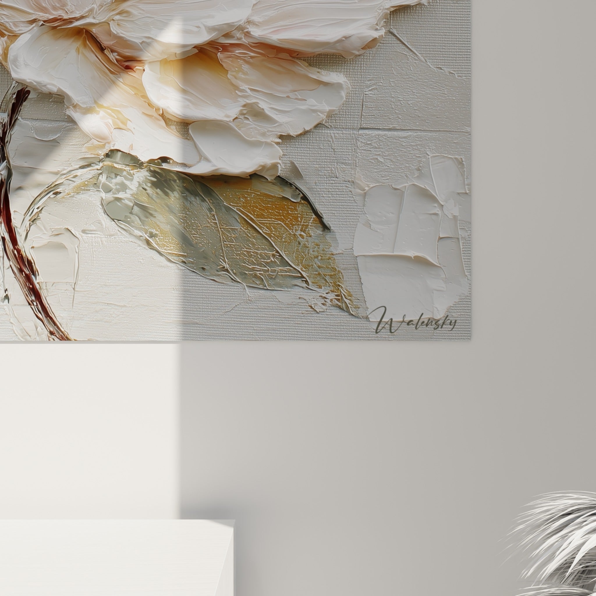 Empâtements épais de peinture blanche et dorée révélant le grain de la toile florale