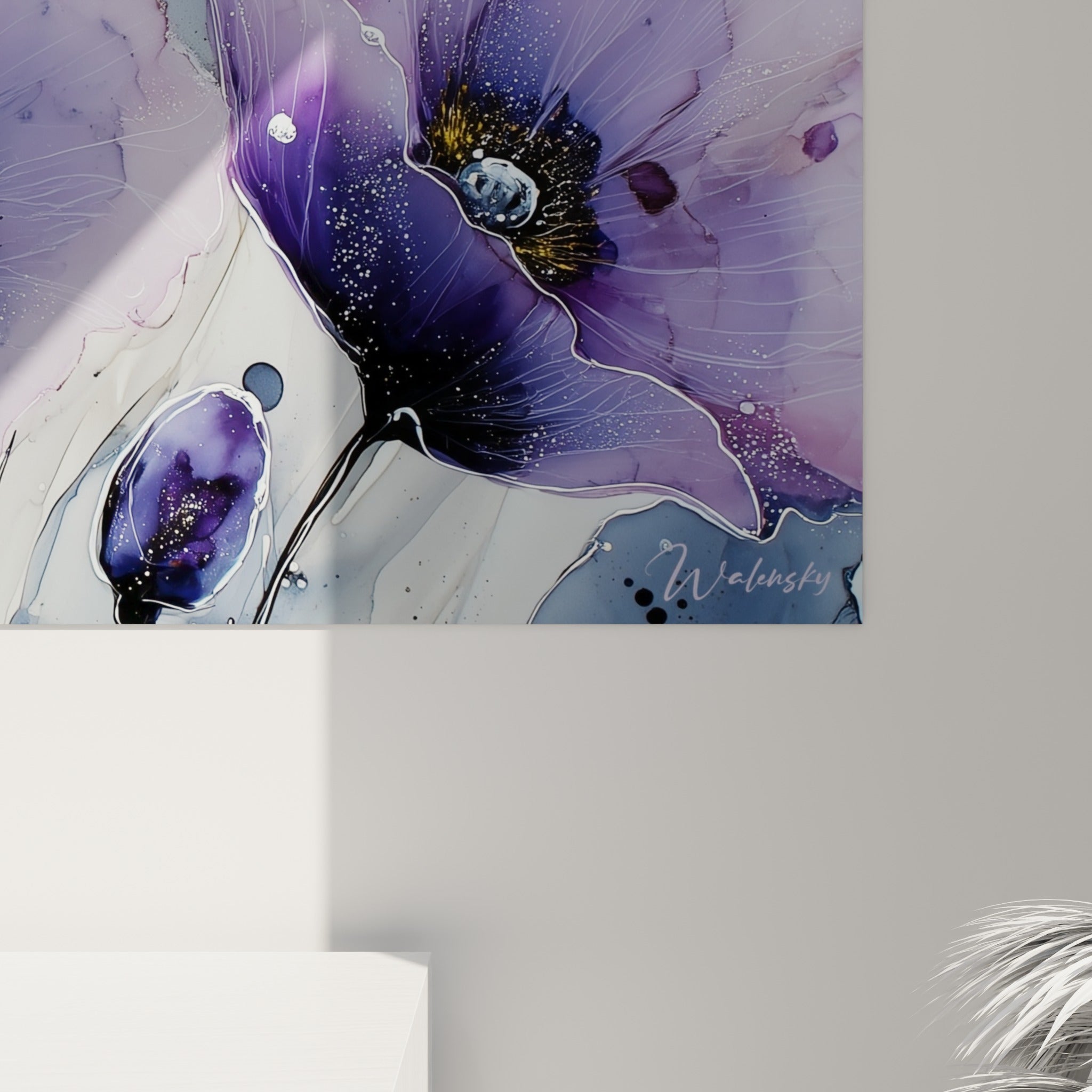Grain de la toile révélant les coulures violettes et les gouttelettes cristallines des pétales de coquelicot