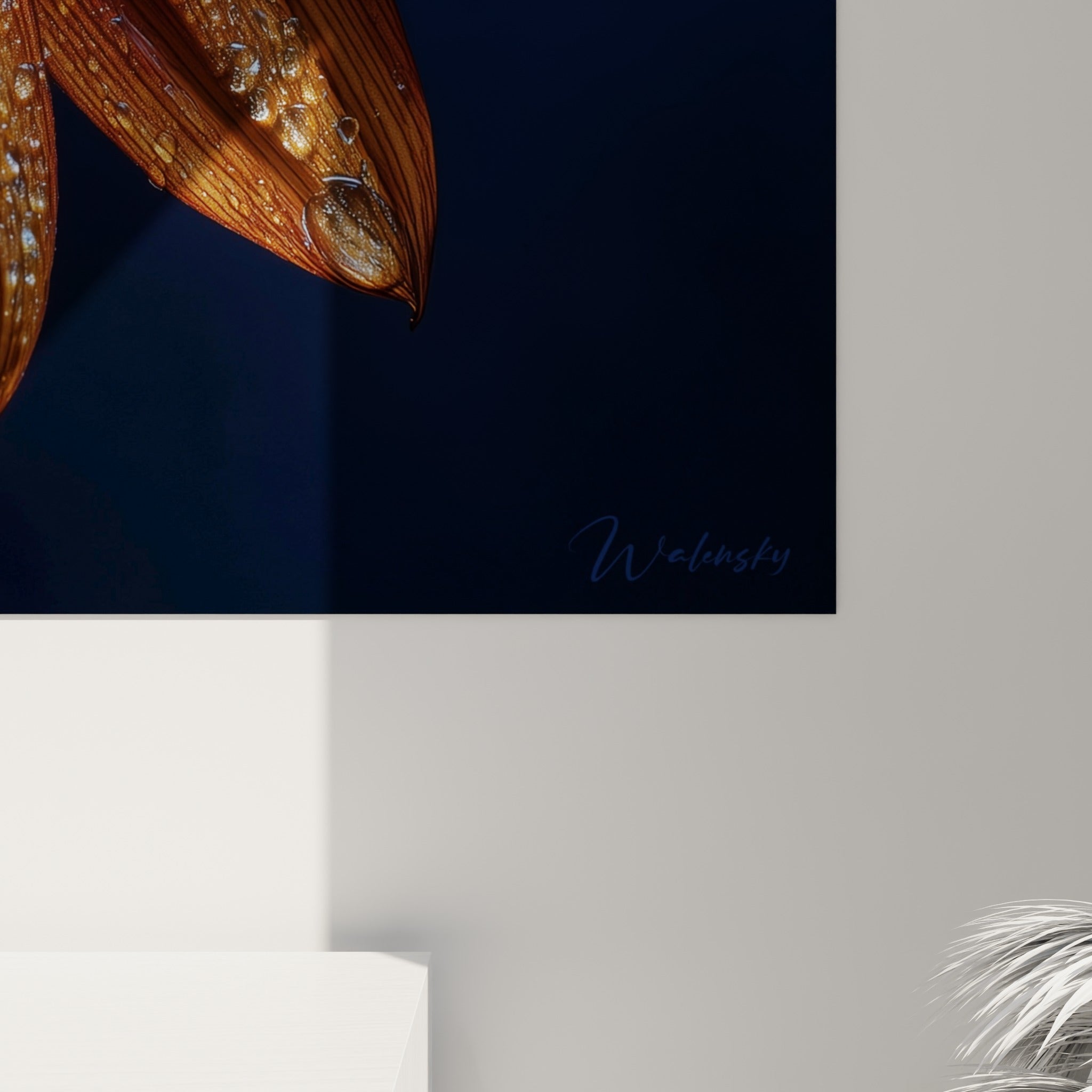 Grain et reflets des gouttes d'eau sur les pétales orangés et bruns de cette fleur nature, matière brillante et détaillée