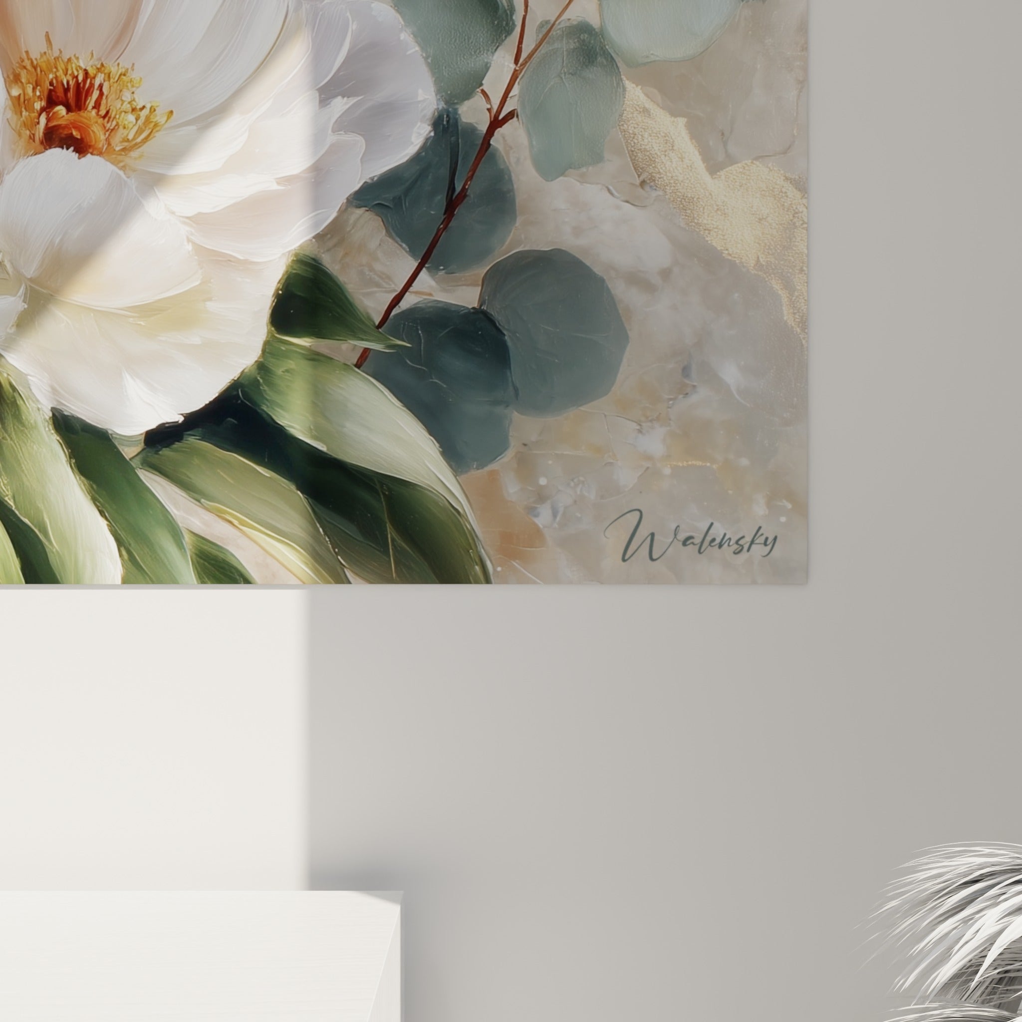 Empâtements épais sur pétales blancs et reflets dorés du fond marbré visibles en gros plan sur la toile