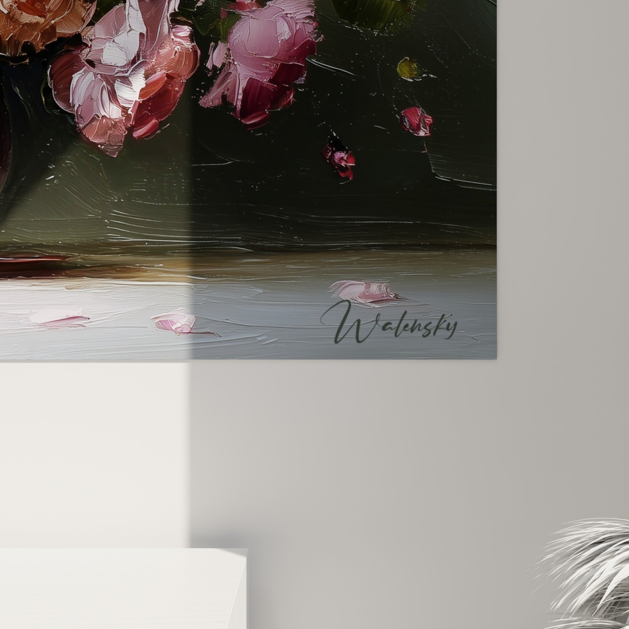 Empâtements de peinture rose pastel et vert profond révélant la matière épaisse des pétales sculptés