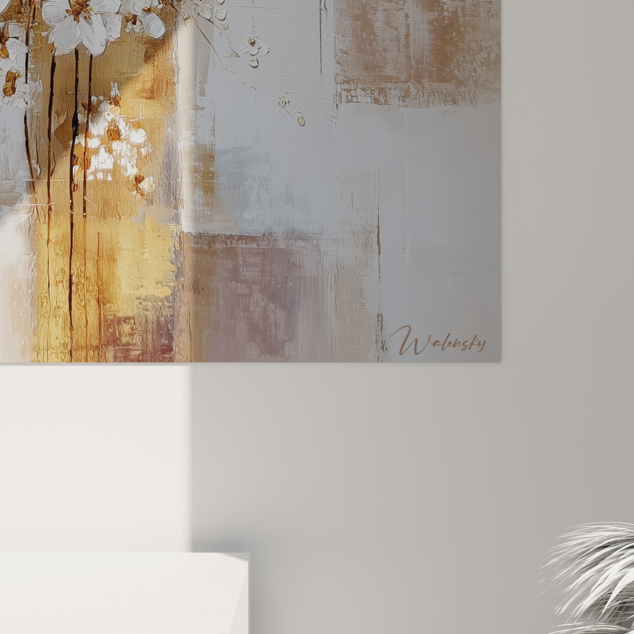 Matière texturée du tableau fleur nature révélant empâtements dorés et blancs sur fond taupe