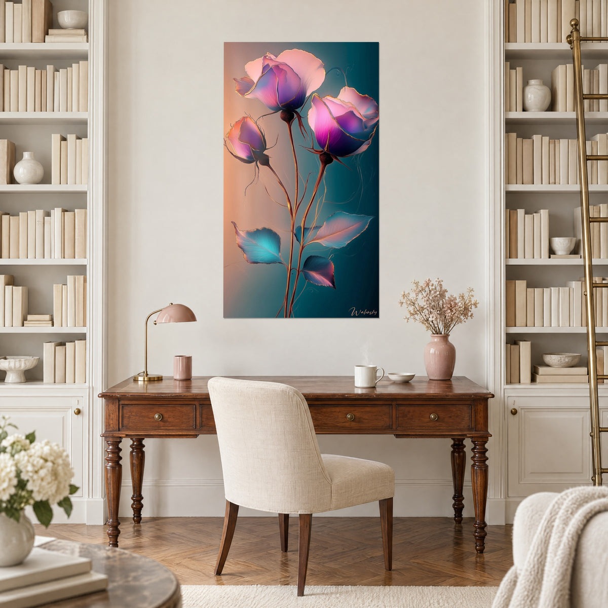 Gemälde mit einem Rosenstrauß mit kupfernen Stielen und fuchsiafarbenen Blütenblättern, Hintergrund mit Verlauf in Pfirsich und tiefem Grün, über einem antiken Holzschreibtisch