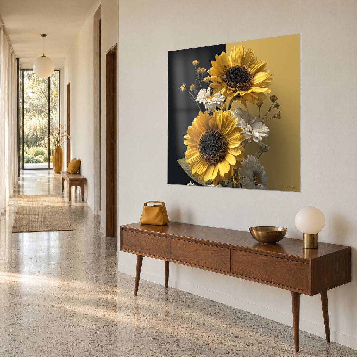 Quadro bouquet solare di petali giallo zafferano e cuori bruni, sfondo antracite e oro, visto di tre quarti in un corridoio