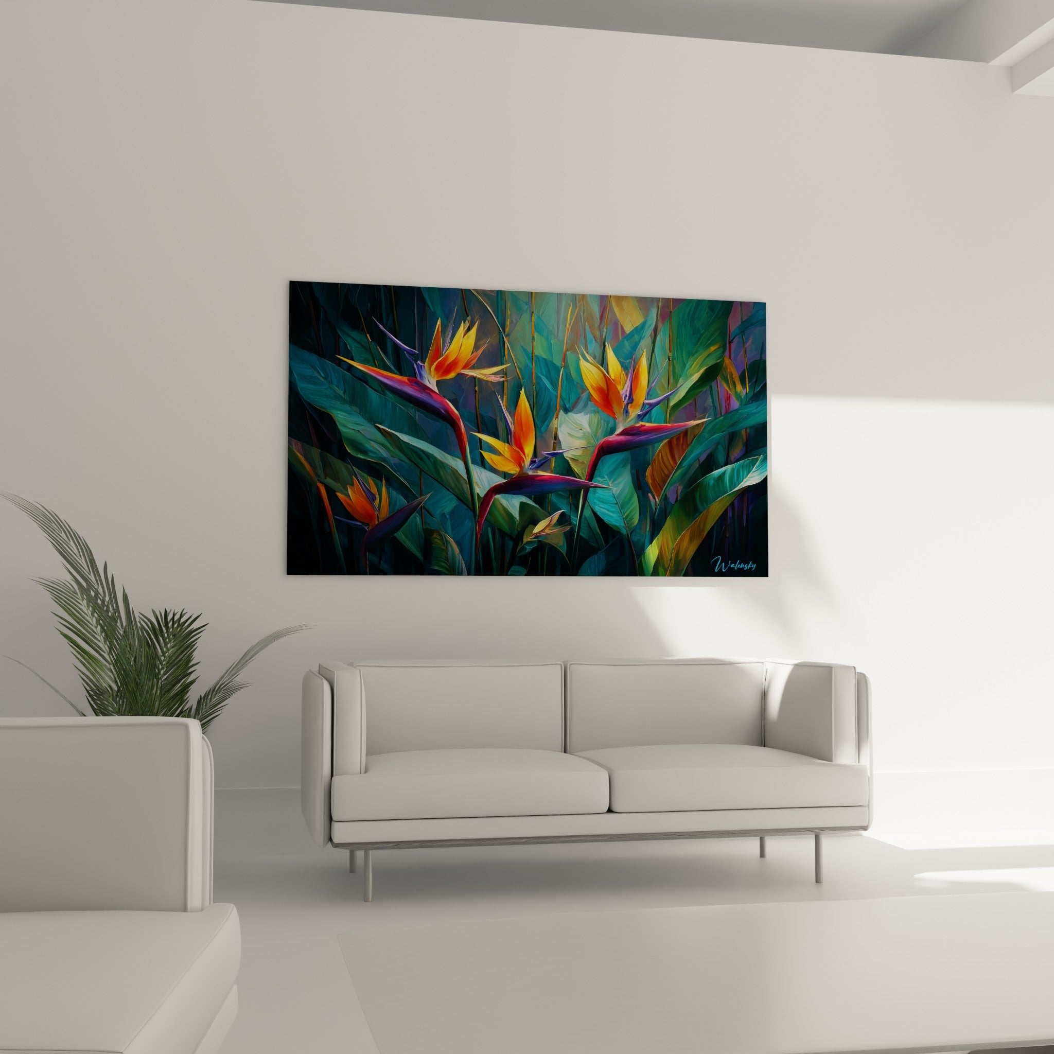 Strelitzia orange vibrant et feuillage turquoise au-dessus d'un canapé dans un salon lumineux