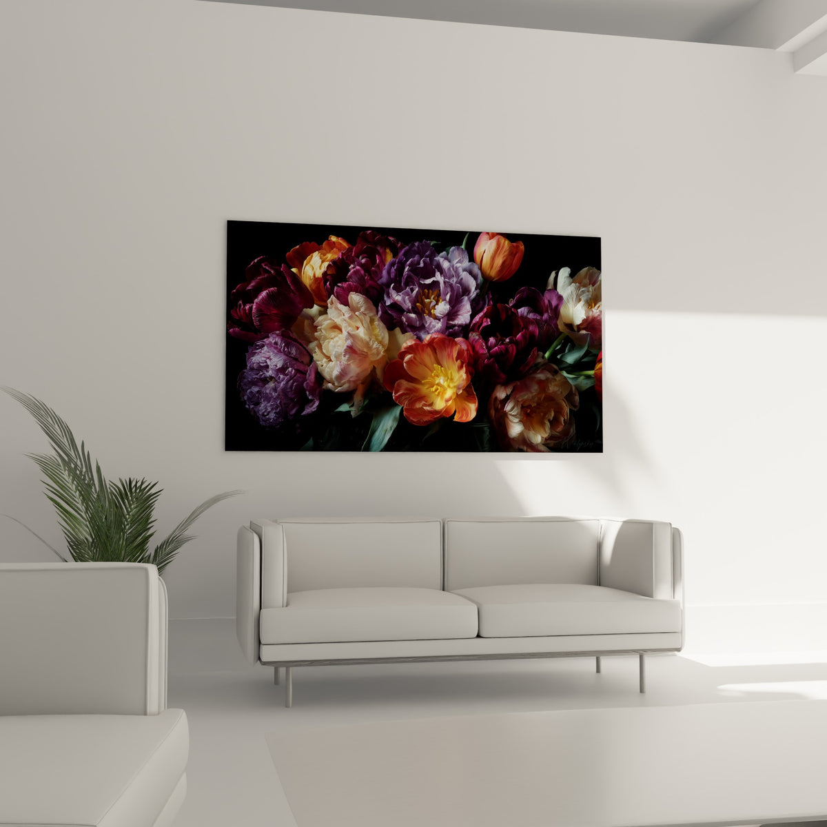 Fleurs pourpres et orangées de ce tableau fleur nature au-dessus d'un canapé dans un salon lumineux