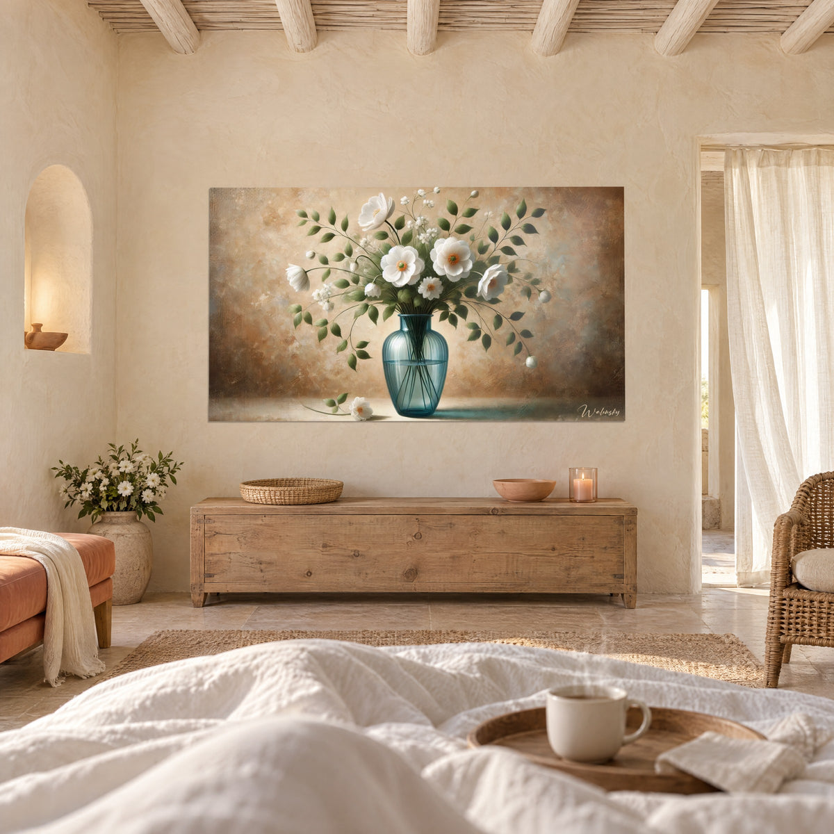 Πίνακας λευκή και πράσινη floral σύνθεση σε χρυσαφένιο αμμώδες φόντο, διαφανές μπλε βάζο, πάνω από κρεβάτι σε φωτεινή κρεβατοκάμαρα