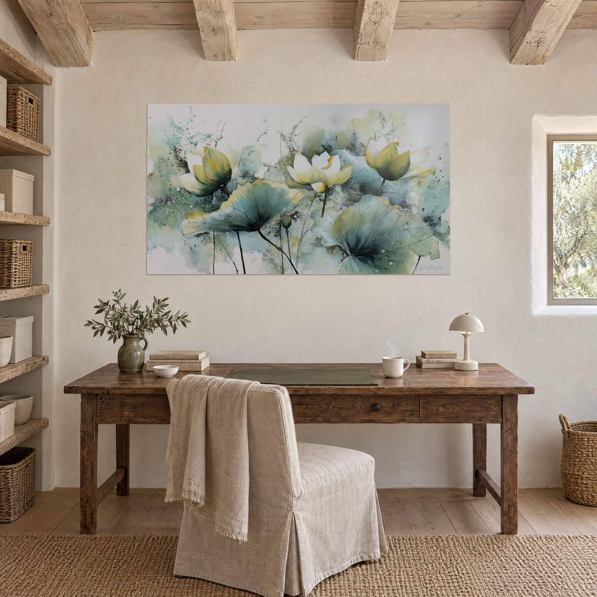 Schilderij drie crèmekleurige lotusbloemen met zachtgroen en fijne nerven, boven een bureau van ruw hout