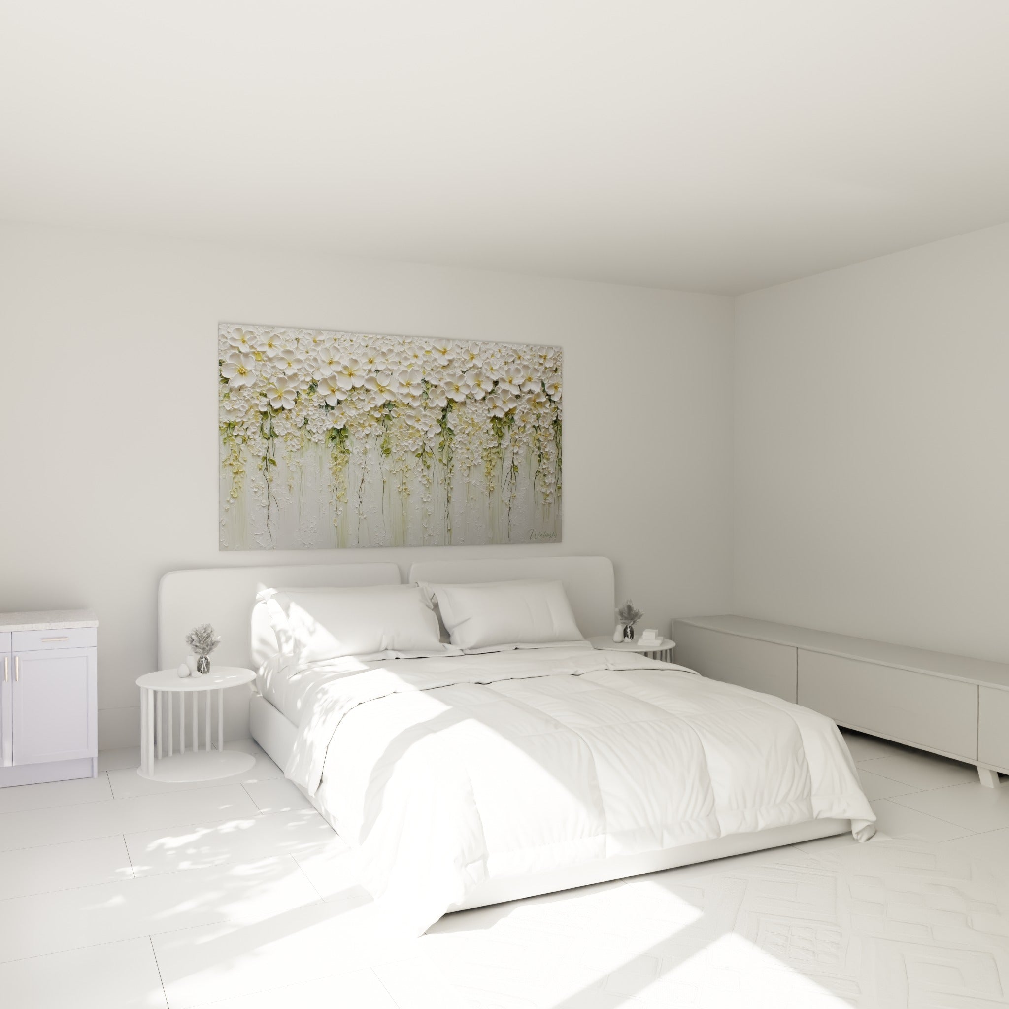 Pétales blancs et coulures dorées au-dessus d'un lit dans une chambre claire