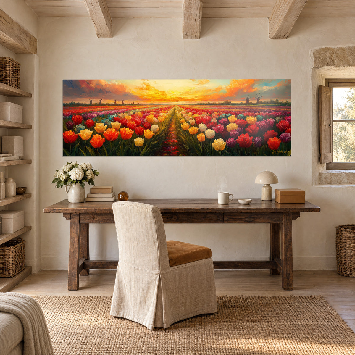 Gemälde Wiese aus scharlachroten und goldenen Tulpen, Himmel in Gold und Malve, an der Wand eines Landhausbüros aus Rohholz