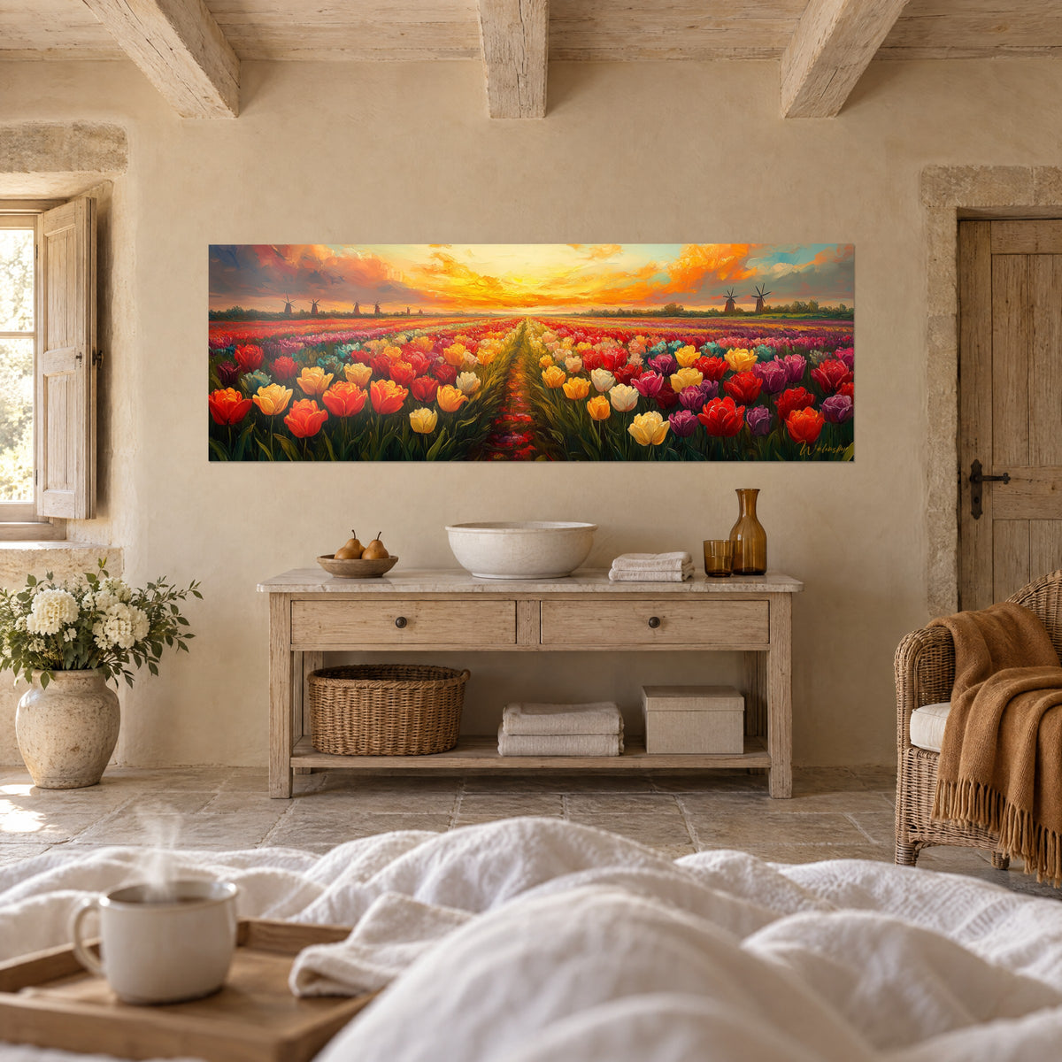 Gemälde Tulpenbeet in Purpur und Buttergelb, flammender Himmel, über einem Bett in einem hellen Schlafzimmer gehängt
